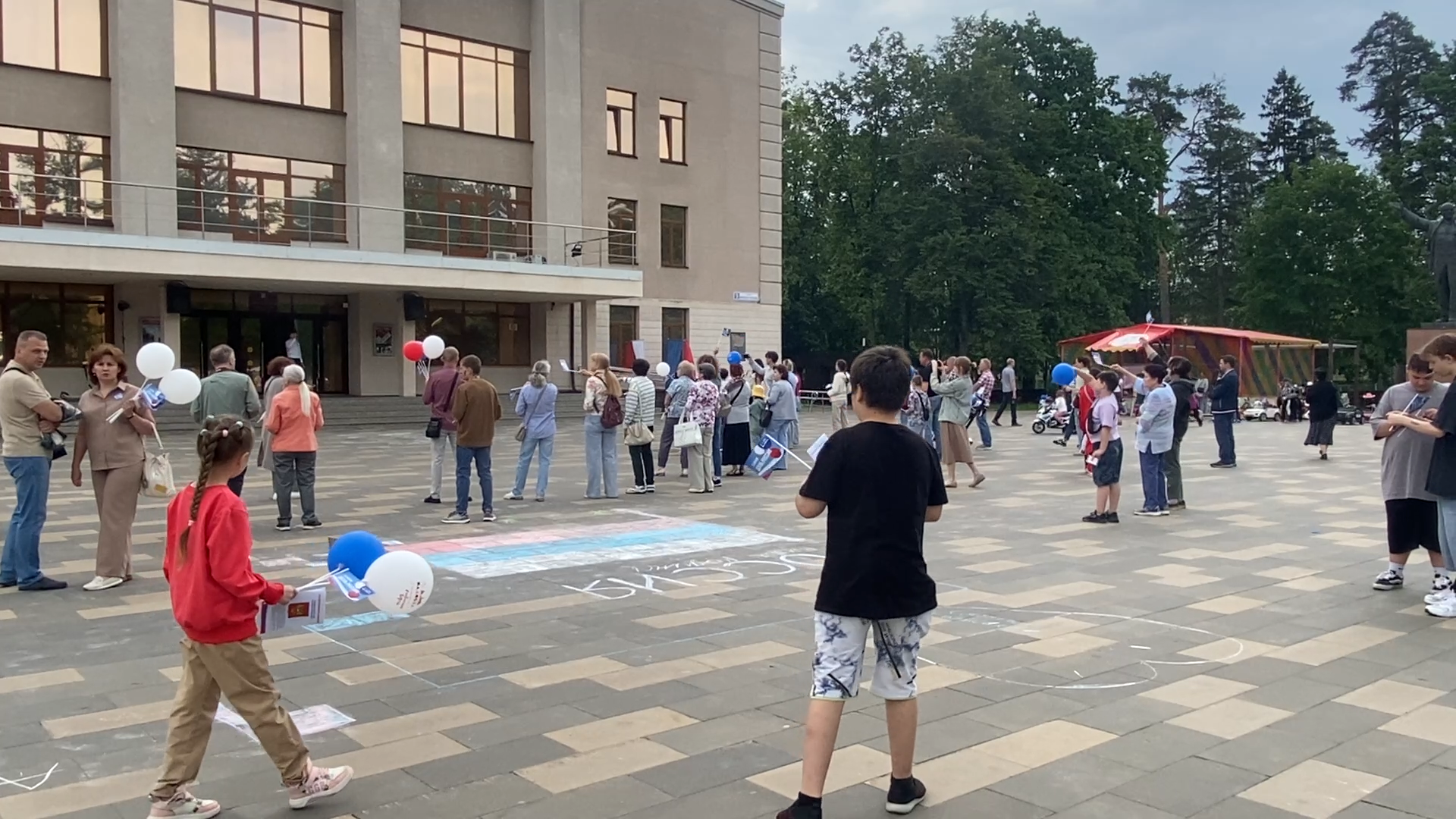 власиха день россии,  государственный праздник, власиха триколор, день россии 2025, рисунок на асфальте,