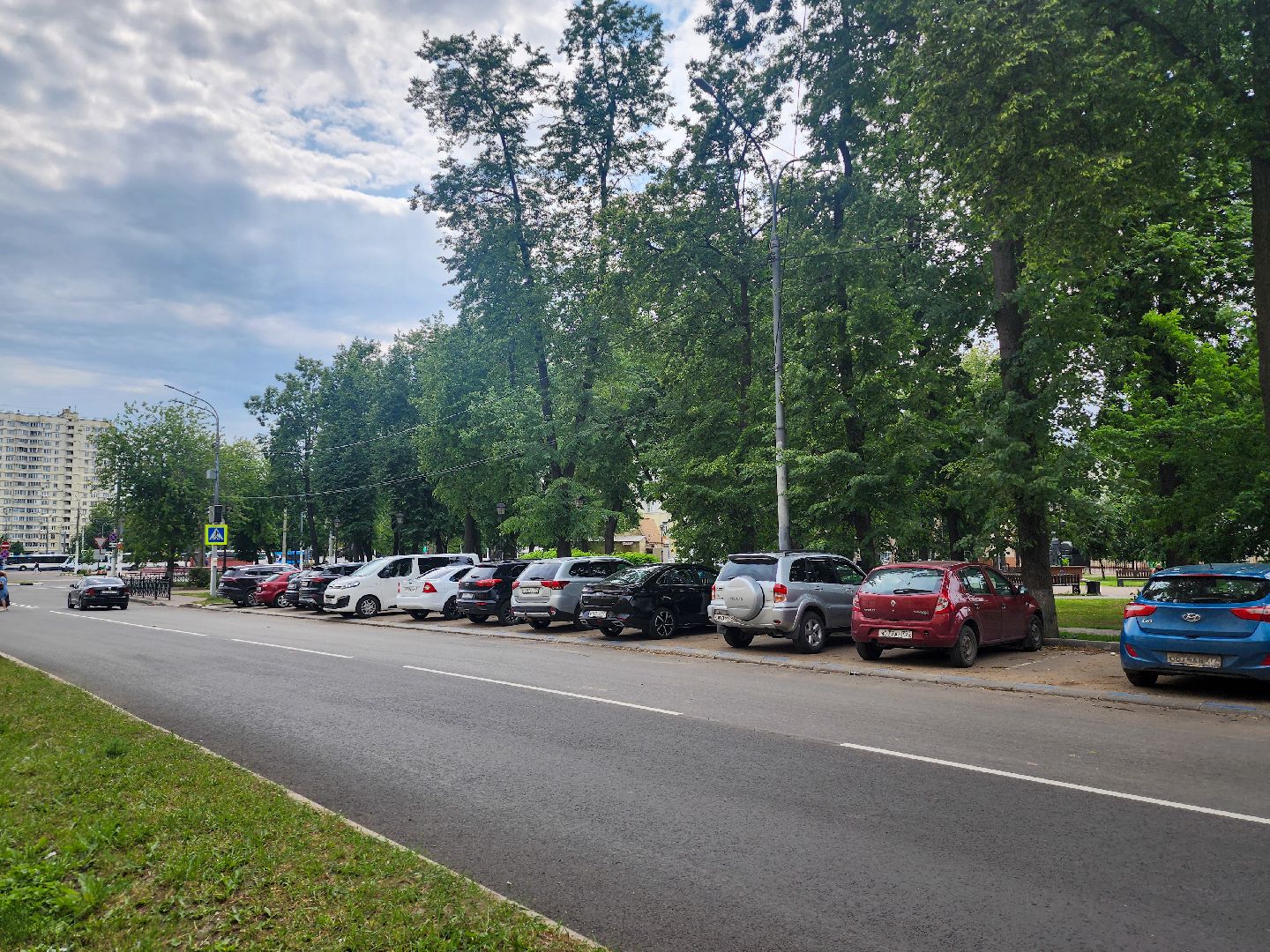 Подольск, парковка автомобилей, день россии 2025,