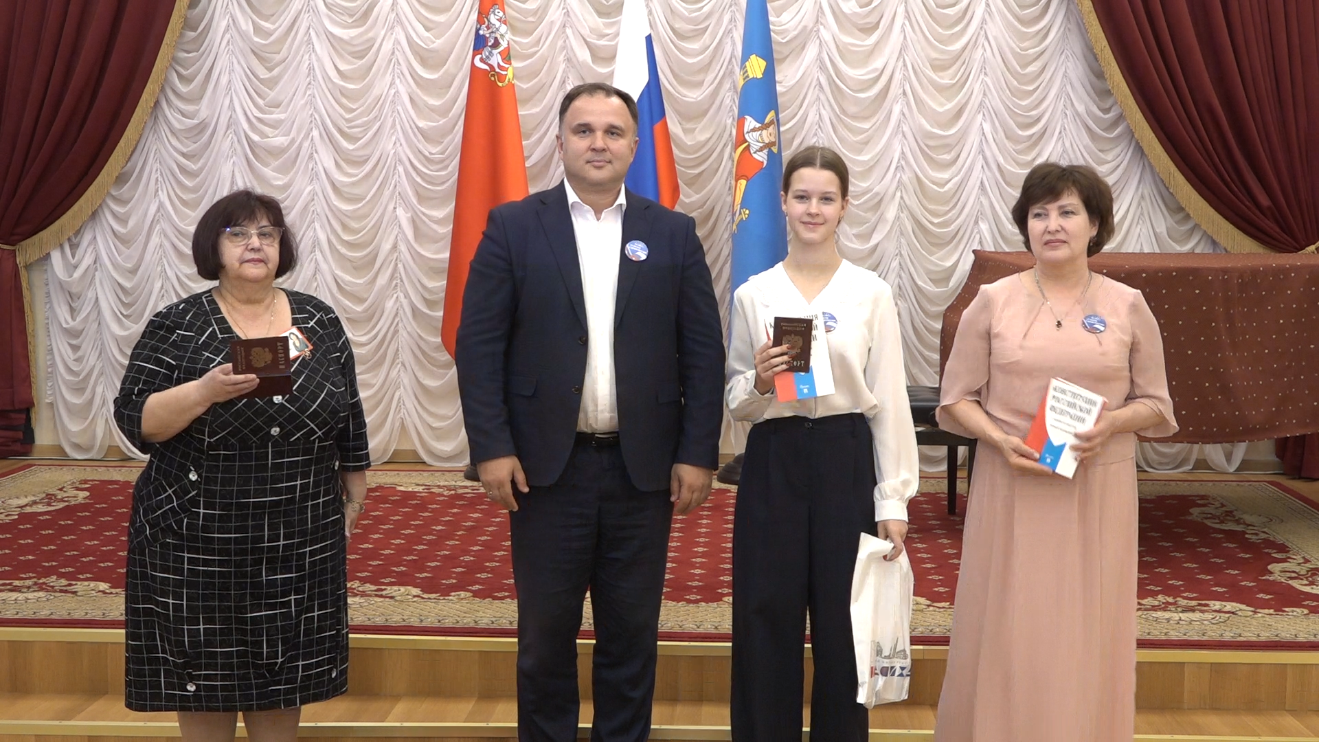 вручение паспортов, паспорт гражданина РФ, торжественная церемония , власиха вручение паспоров, глава власихи,