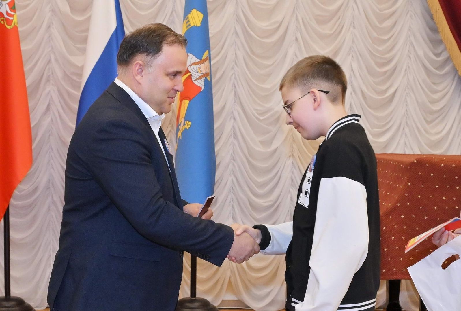 вручение паспортов, паспорт гражданина РФ, торжественная церемония , власиха вручение паспоров, глава власихи,