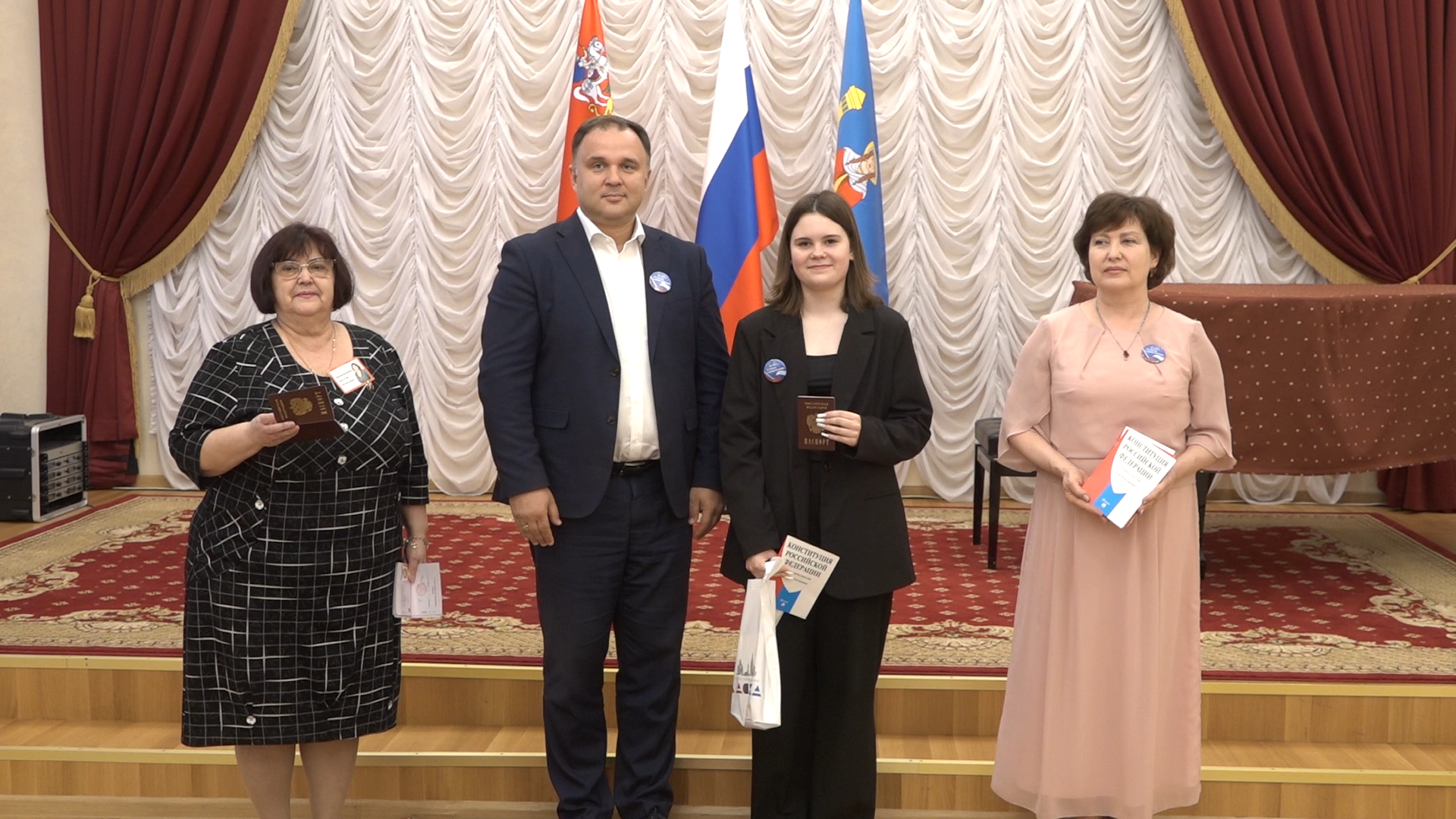 вручение паспортов, паспорт гражданина РФ, торжественная церемония , власиха вручение паспоров, глава власихи,