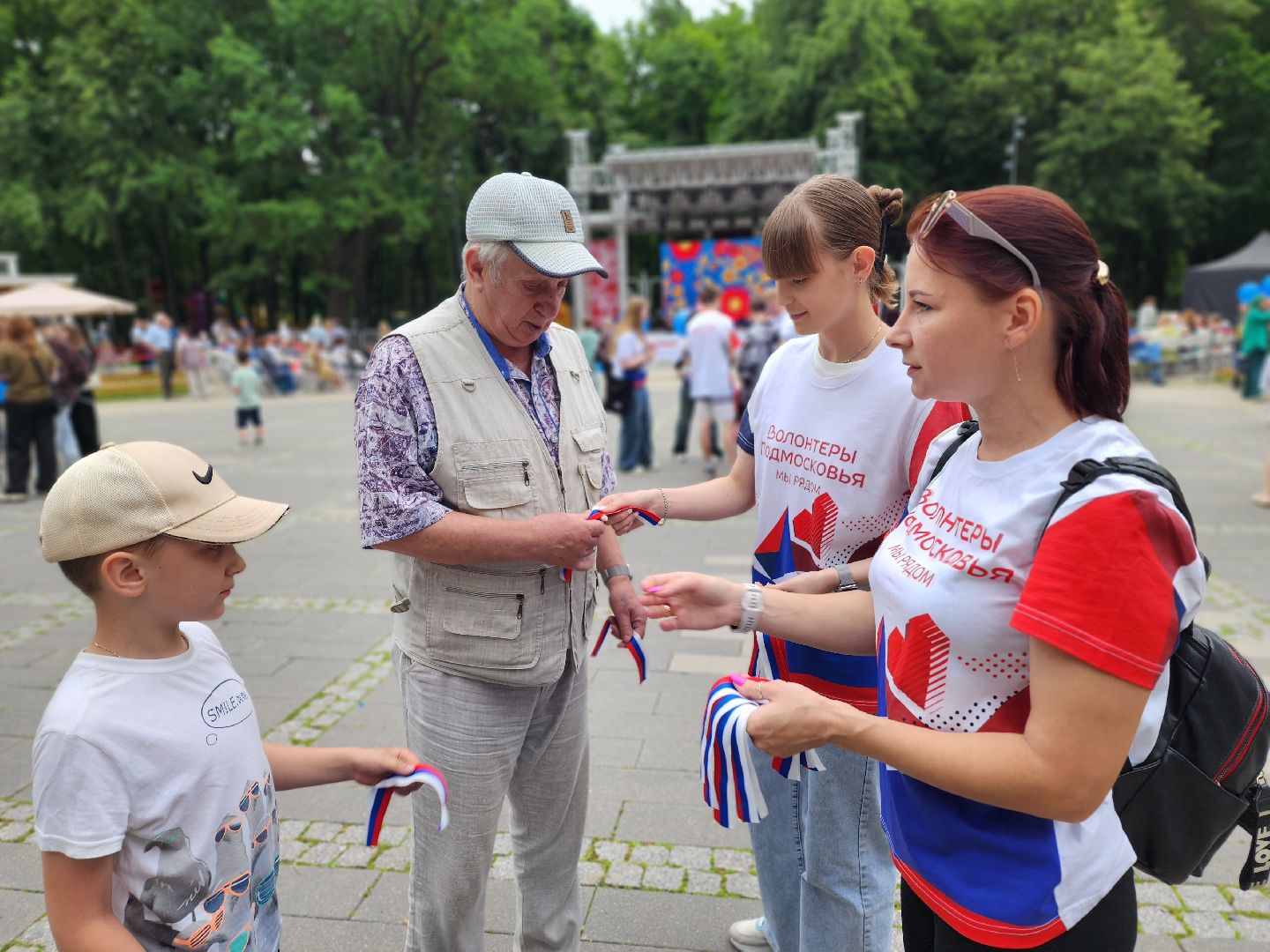 воскресенск, день россии, триколор, волонтеры,