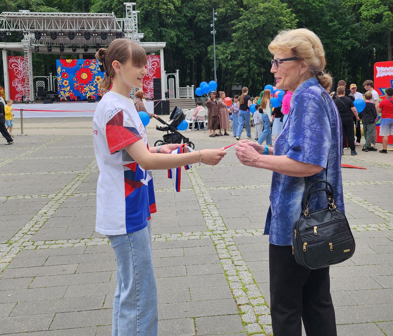 воскресенск, день россии, триколор, волонтеры,