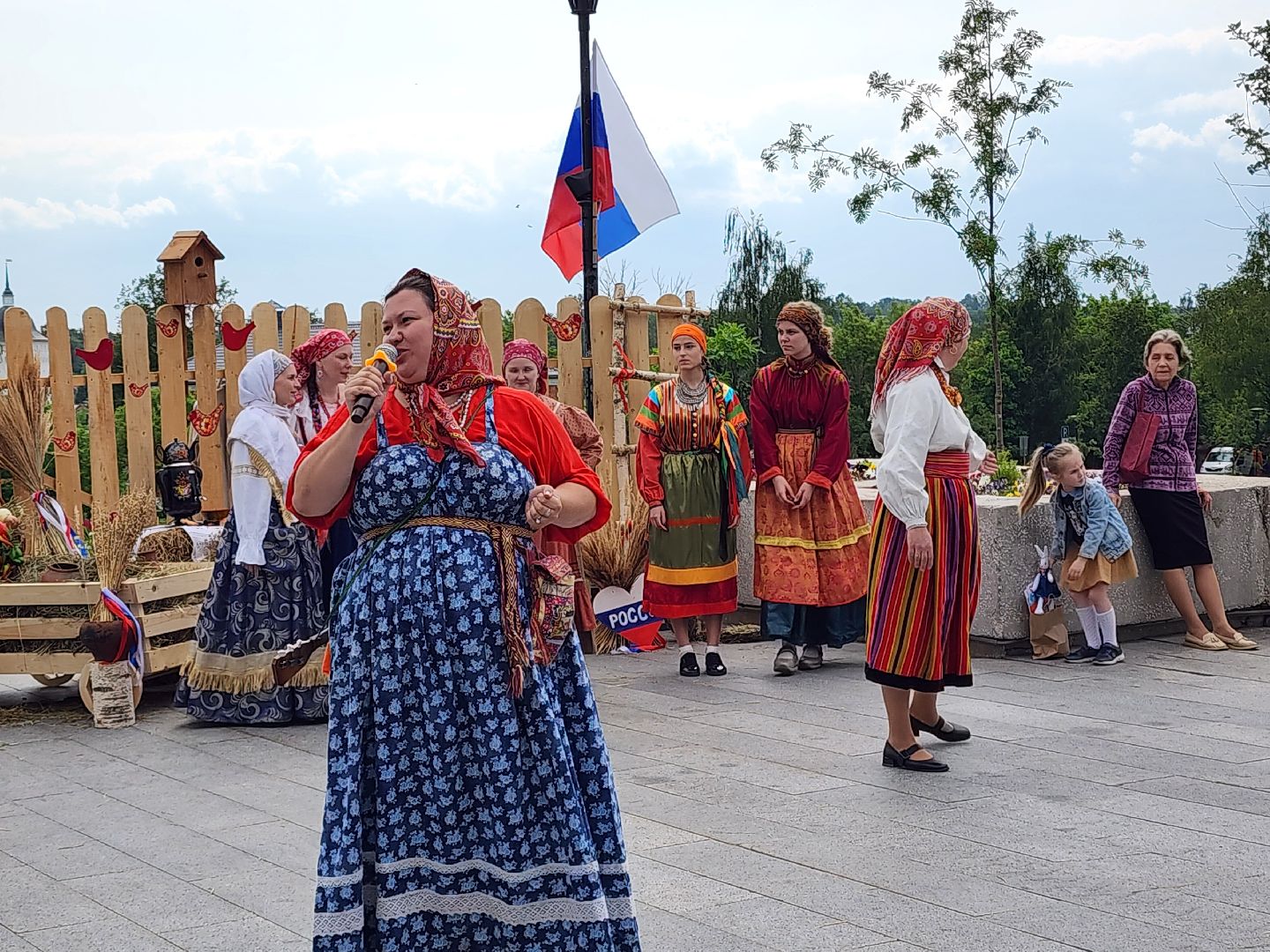 день россии 2025, народный костюм, хоровод, скоморошьяслобода, сергиев посад,