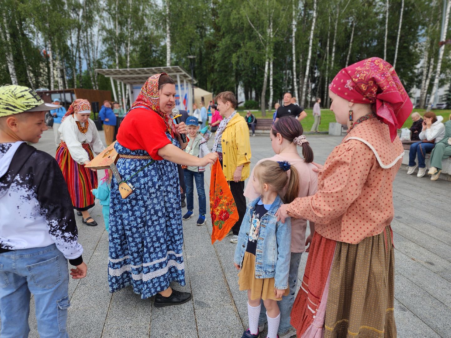 день россии 2025, народный костюм, хоровод, скоморошьяслобода, сергиев посад,