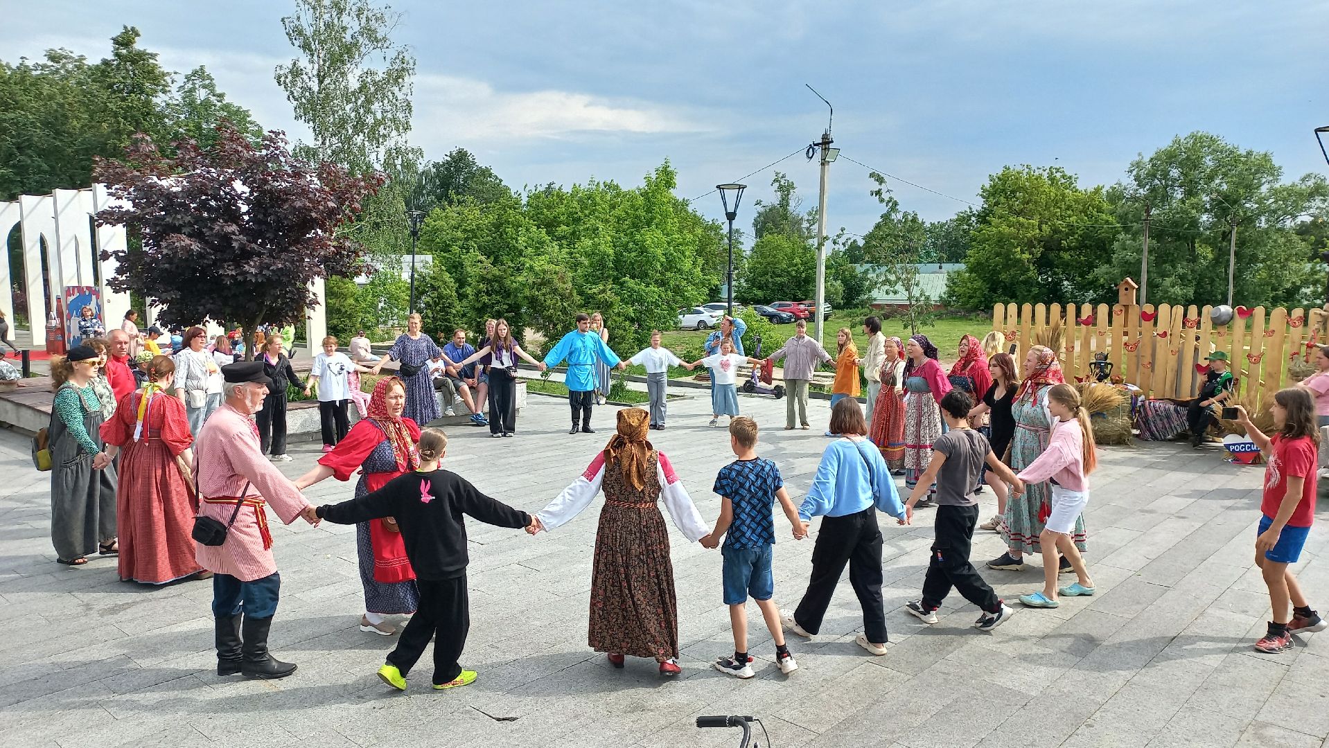 день россии 2025, народный костюм, хоровод, скоморошьяслобода, сергиев посад,
