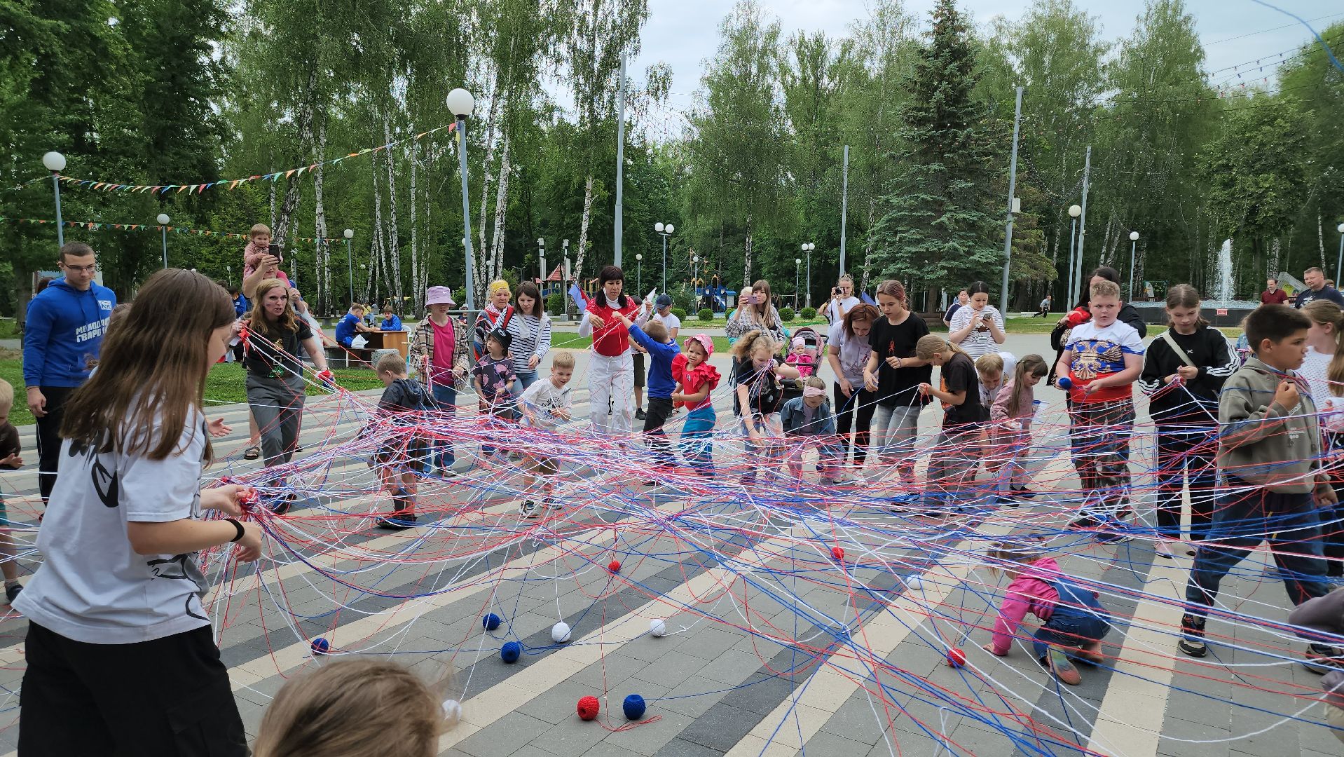 кашира, день россии, парк, праздник, флешмоб, триколор, волонтеры,