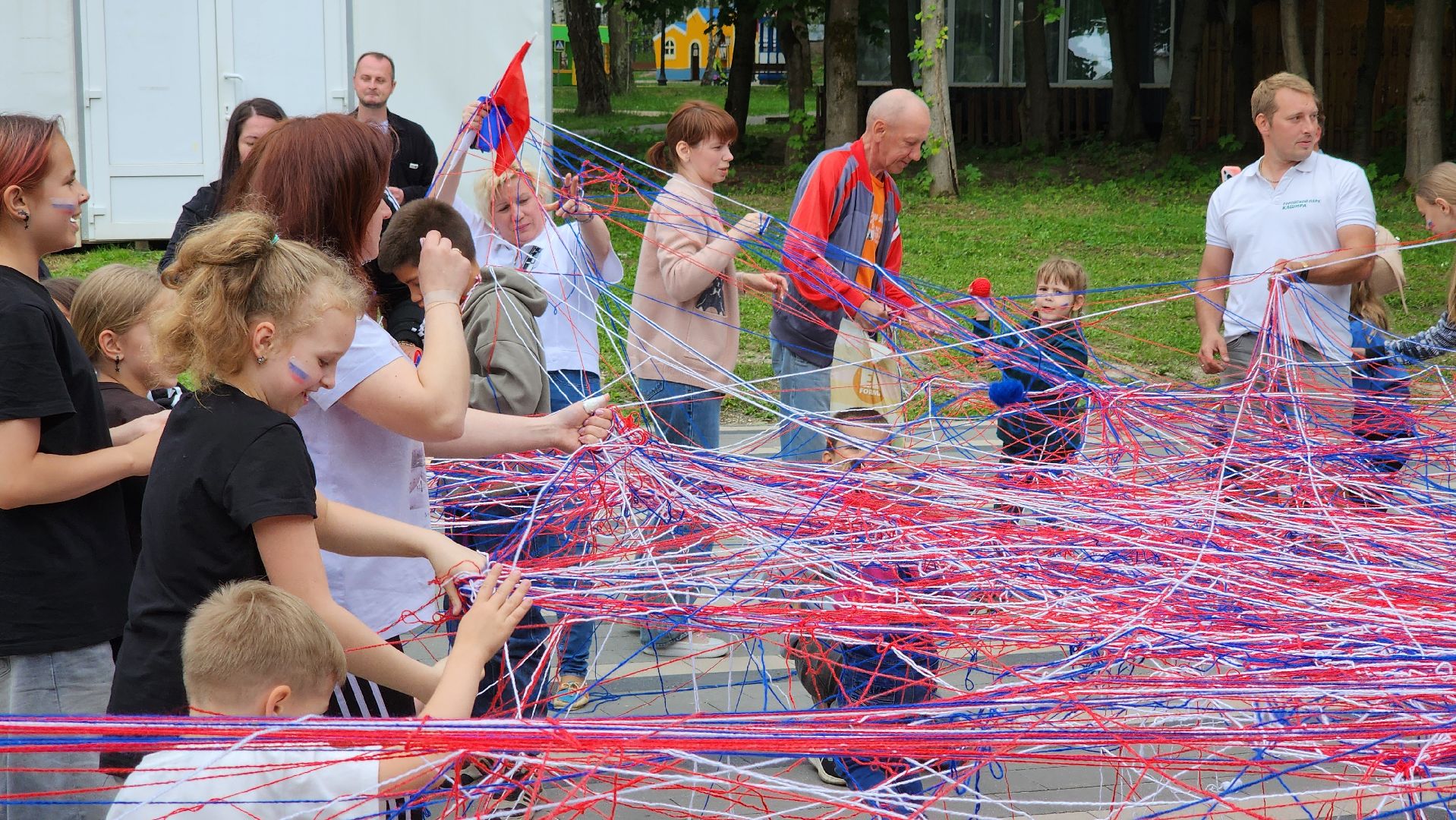 кашира, день россии, парк, праздник, флешмоб, триколор, волонтеры,