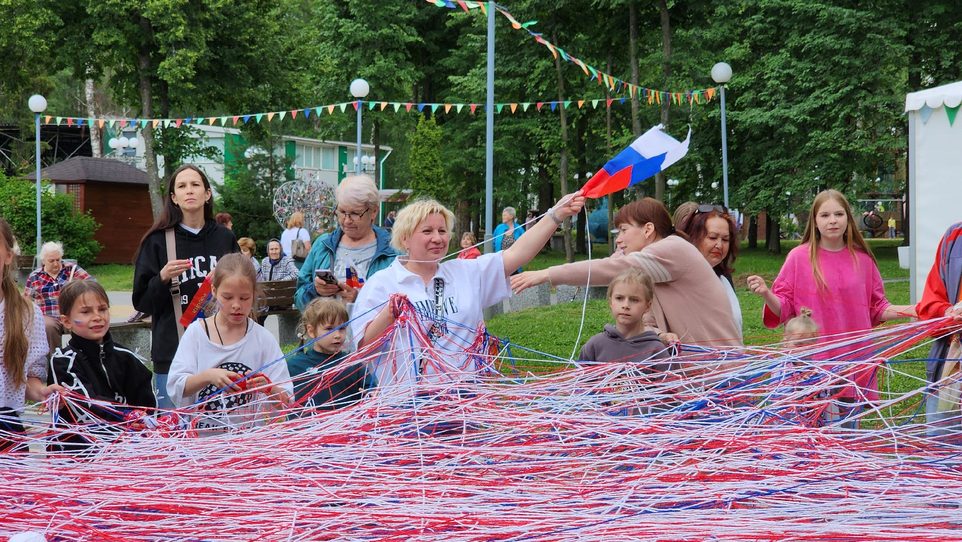 кашира, день россии, парк, праздник, флешмоб, триколор, волонтеры,