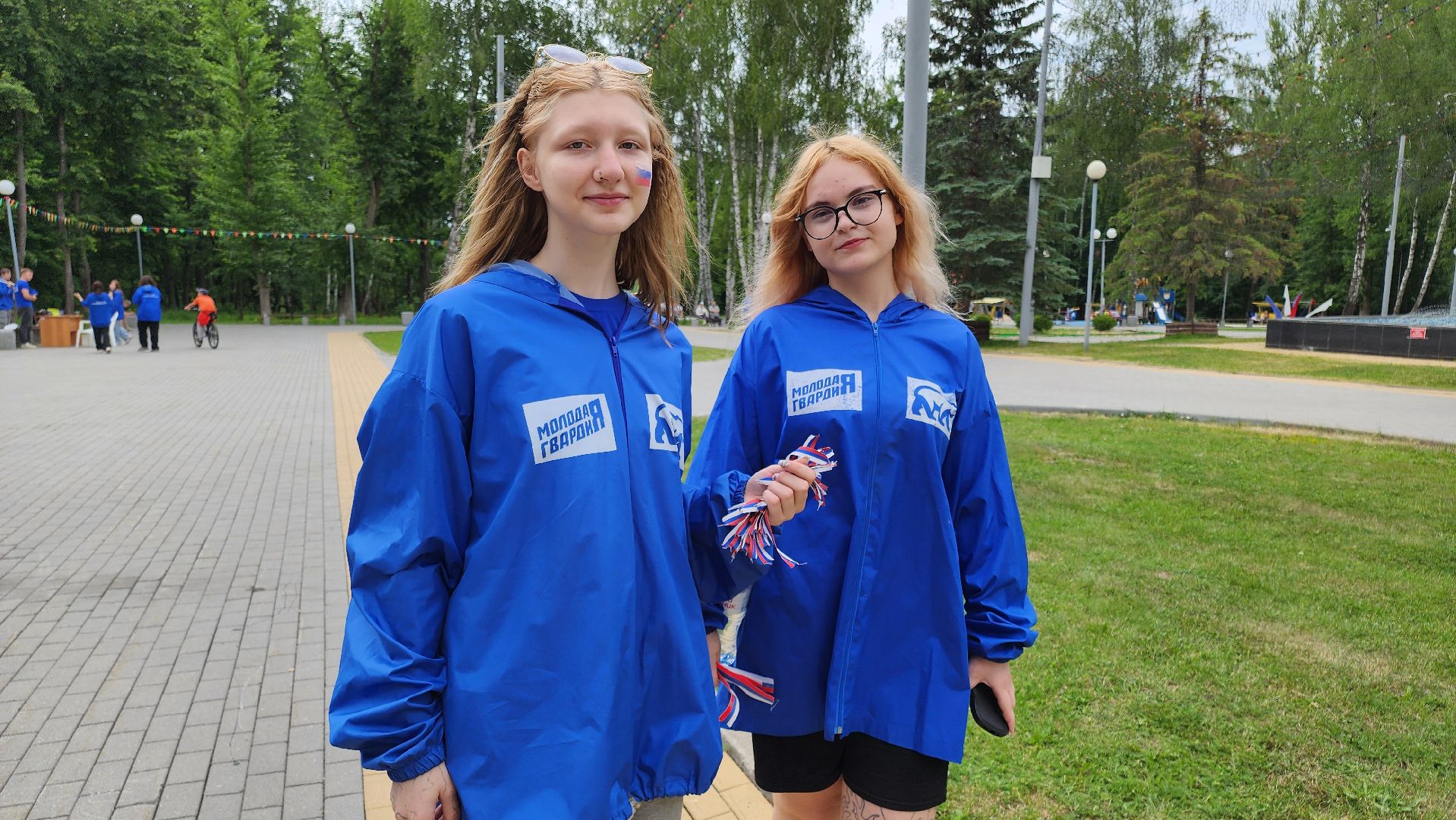кашира, день россии, праздник, парк, волонтеры, молодая гвардия, триколор, флаг,