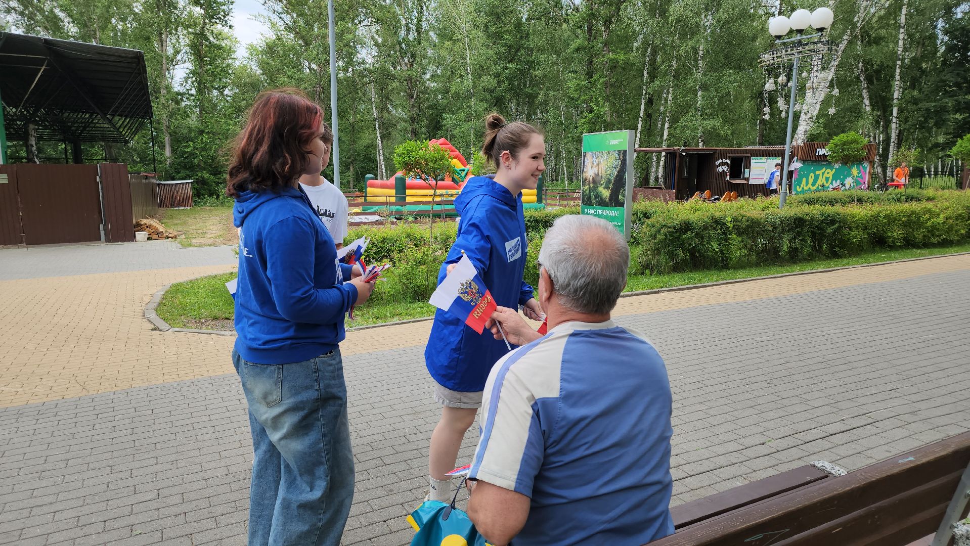 кашира, день россии, праздник, парк, волонтеры, молодая гвардия, триколор, флаг,