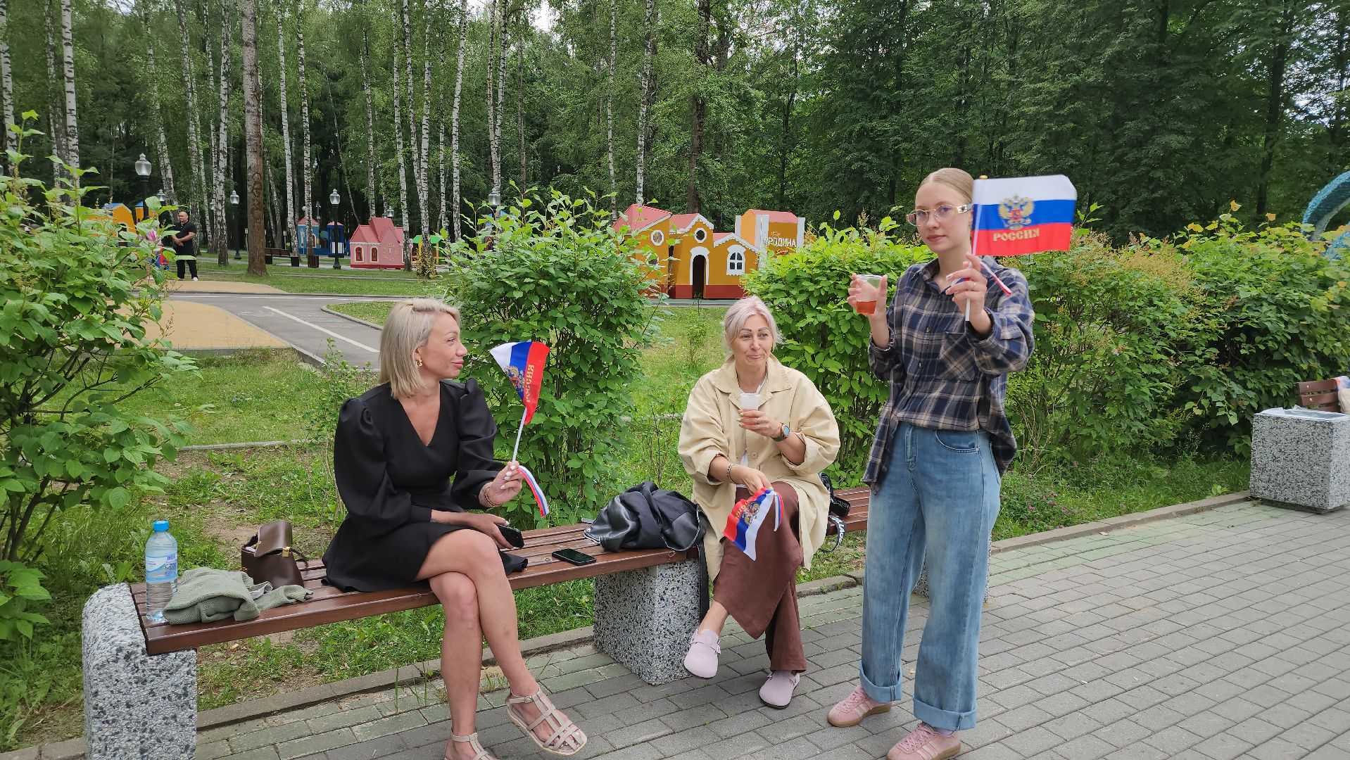 кашира, день россии, праздник, парк, волонтеры, молодая гвардия, триколор, флаг,