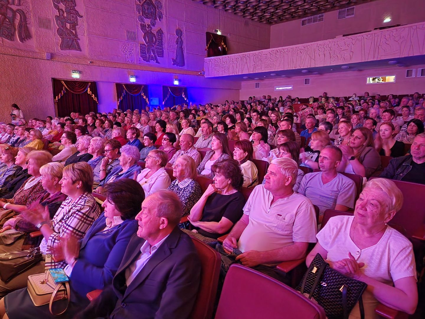 чехов, дворец культуры дружба, день россии, праздничный концерт, ансамбль самоцветы, группа вэда, вокальный ансамбль авангард, песни, хиты прошлых лет,