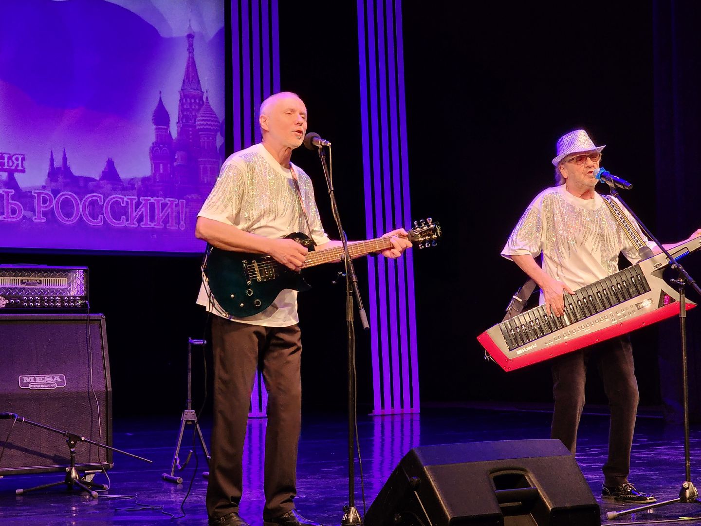 чехов, дворец культуры дружба, день россии, праздничный концерт, ансамбль самоцветы, группа вэда, вокальный ансамбль авангард, песни, хиты прошлых лет,