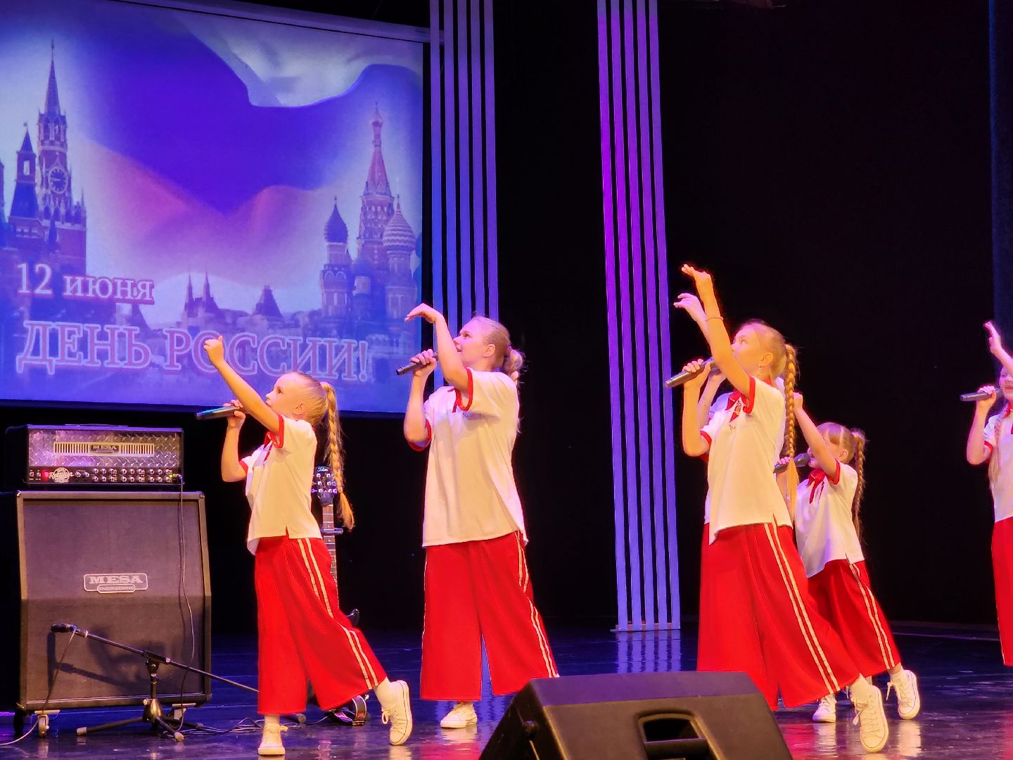 чехов, дворец культуры дружба, день россии, праздничный концерт, ансамбль самоцветы, группа вэда, вокальный ансамбль авангард, песни, хиты прошлых лет,