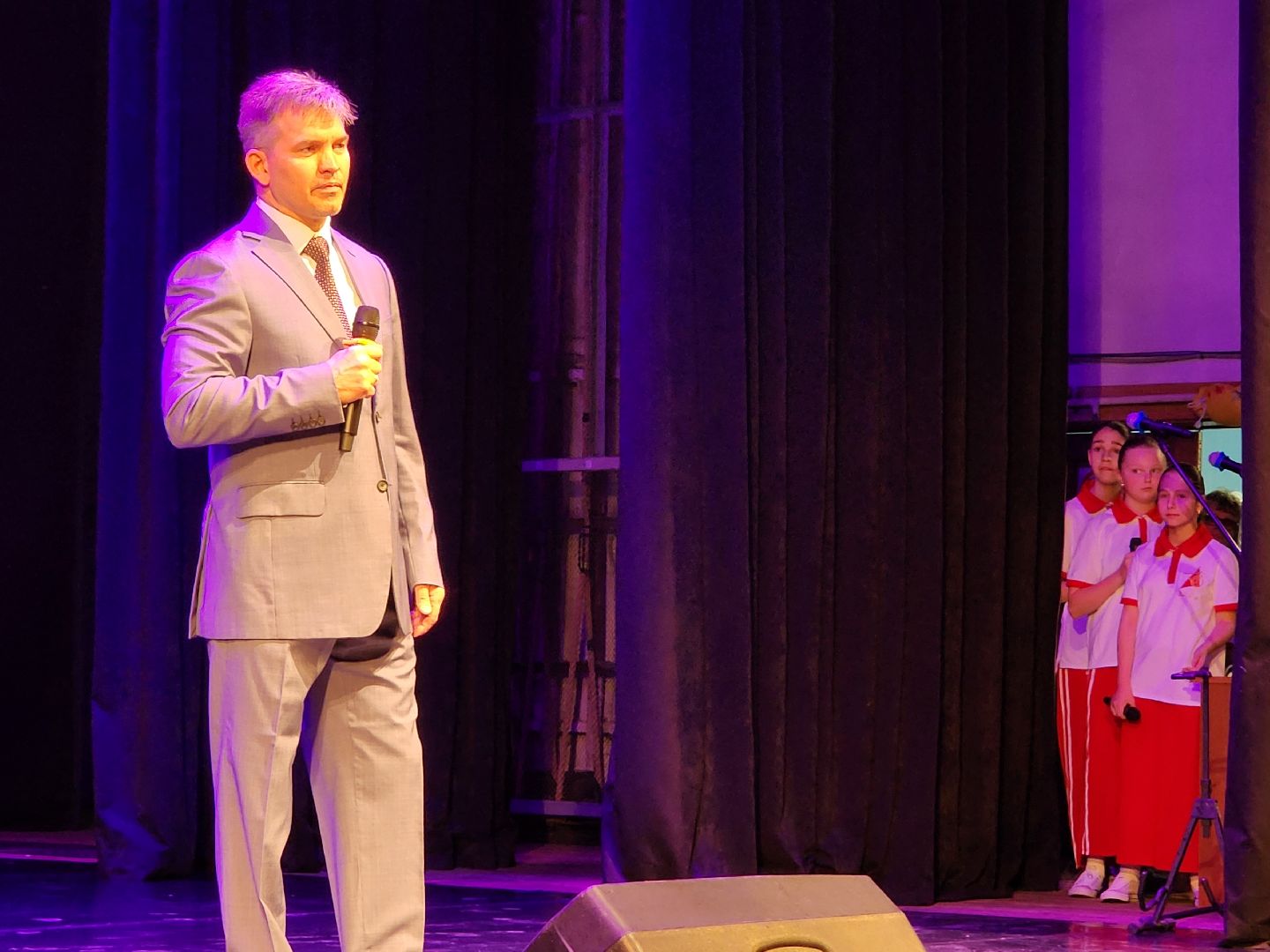 чехов, дворец культуры дружба, день россии, праздничный концерт, ансамбль самоцветы, группа вэда, вокальный ансамбль авангард, песни, хиты прошлых лет,