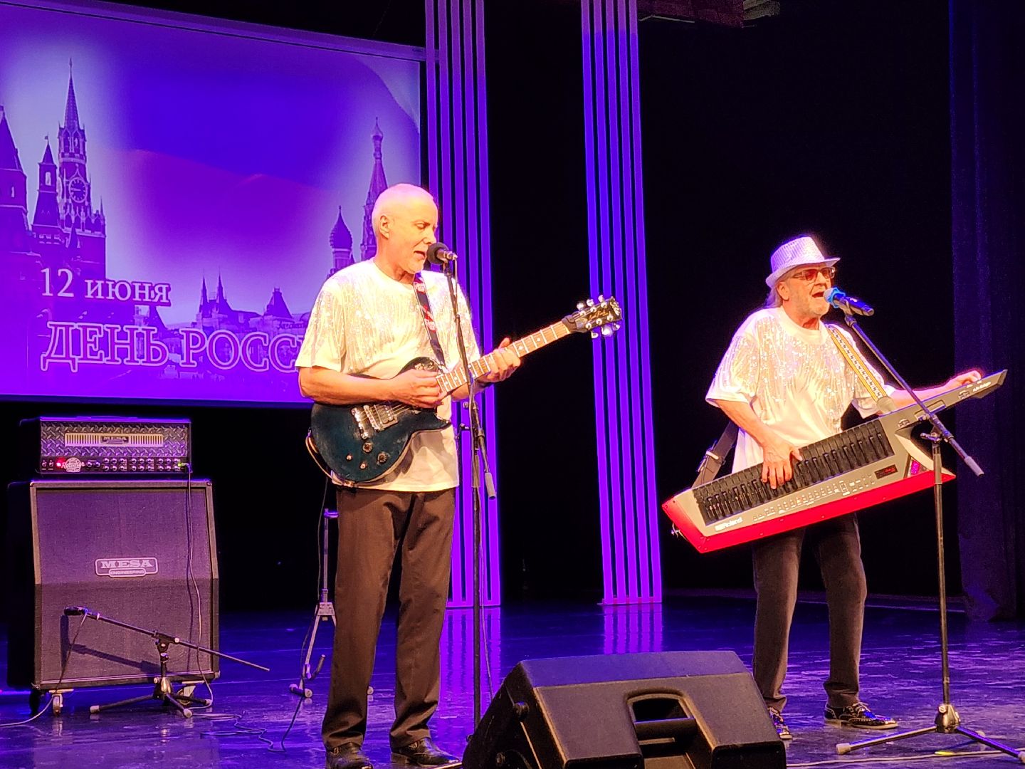 чехов, дворец культуры дружба, день россии, праздничный концерт, ансамбль самоцветы, группа вэда, вокальный ансамбль авангард, песни, хиты прошлых лет,