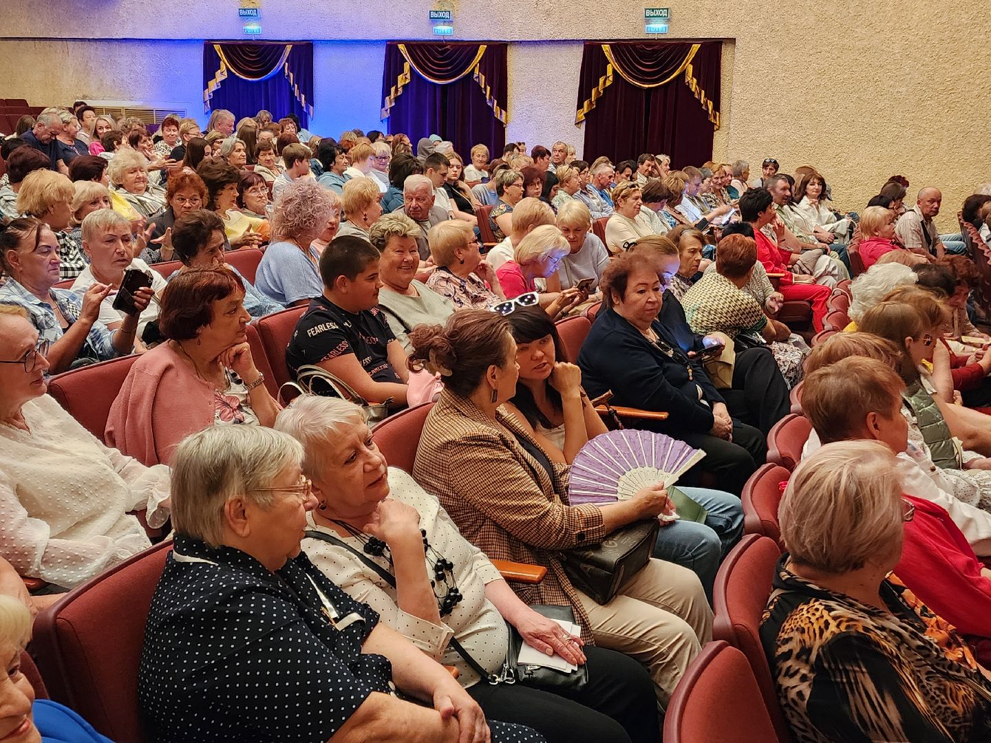 чехов, дворец культуры дружба, день россии, праздничный концерт, ансамбль самоцветы, группа вэда, вокальный ансамбль авангард, песни, хиты прошлых лет,