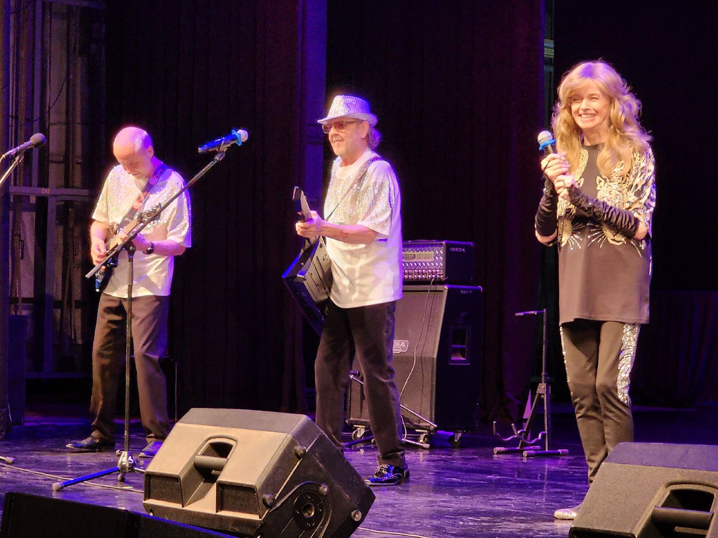 чехов, дворец культуры дружба, день россии, праздничный концерт, ансамбль самоцветы, группа вэда, вокальный ансамбль авангард, песни, хиты прошлых лет,