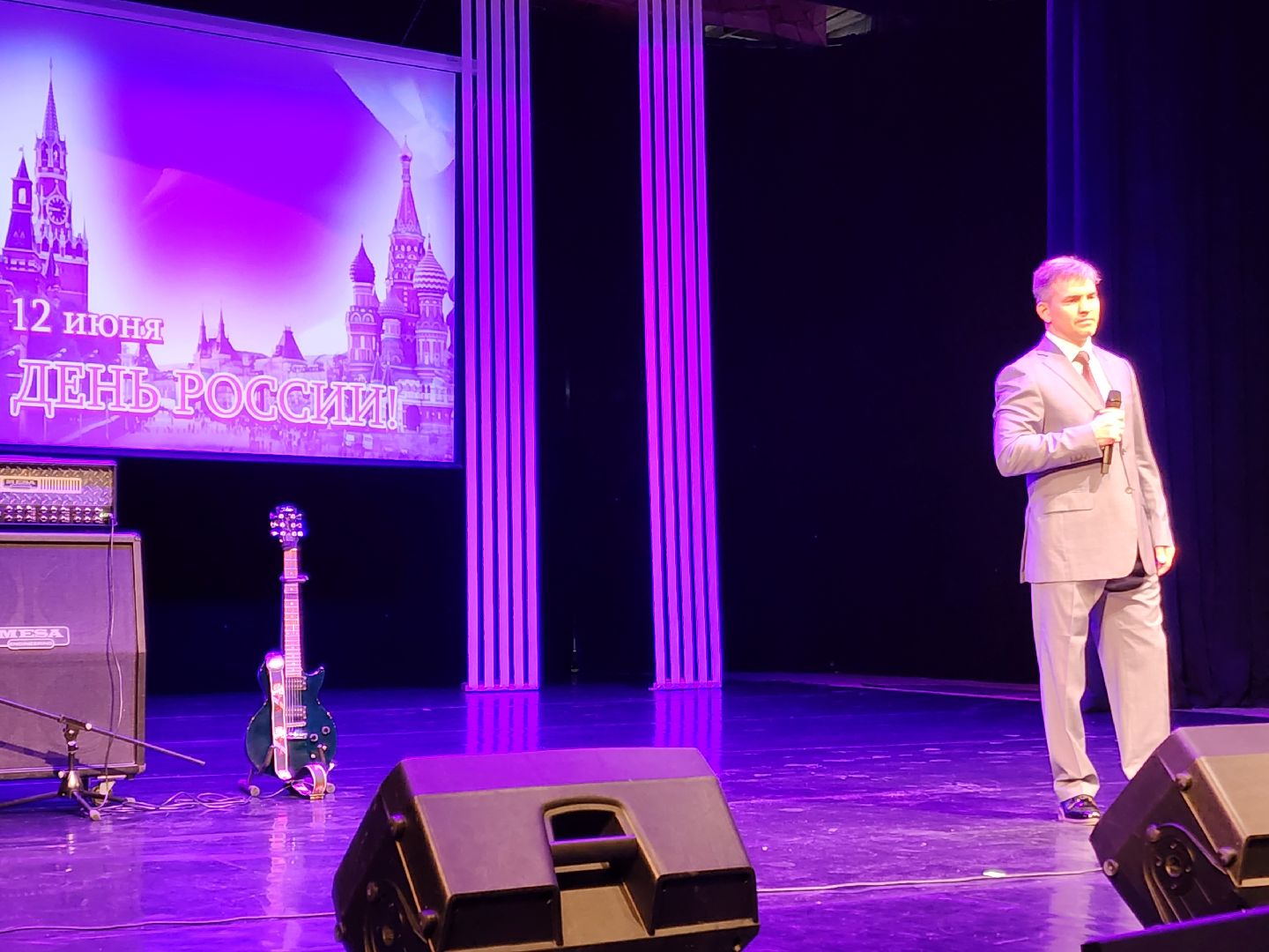 чехов, дворец культуры дружба, день россии, праздничный концерт, ансамбль самоцветы, группа вэда, вокальный ансамбль авангард, песни, хиты прошлых лет,