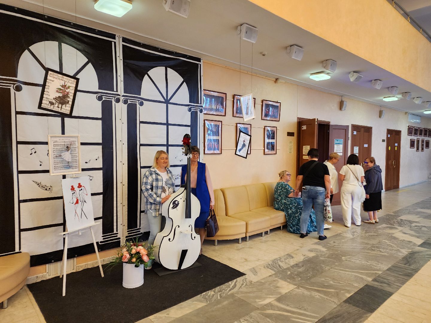 чехов, дворец культуры дружба, день россии, праздничный концерт, ансамбль самоцветы, группа вэда, вокальный ансамбль авангард, песни, хиты прошлых лет,