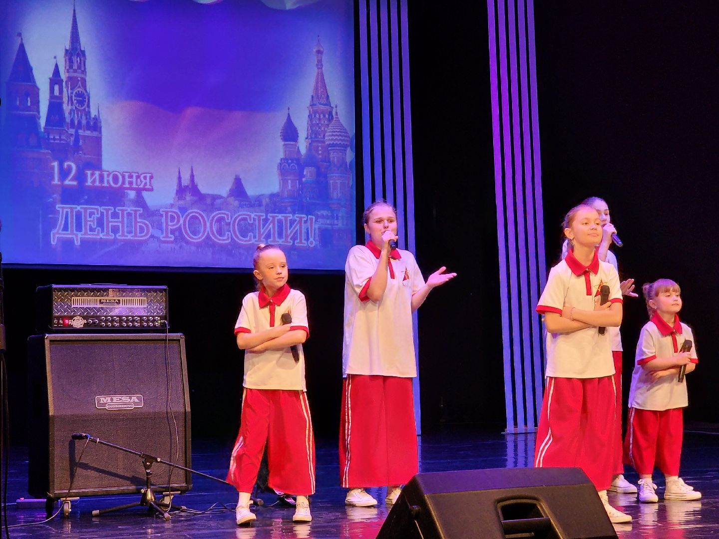 чехов, дворец культуры дружба, день россии, праздничный концерт, ансамбль самоцветы, группа вэда, вокальный ансамбль авангард, песни, хиты прошлых лет,