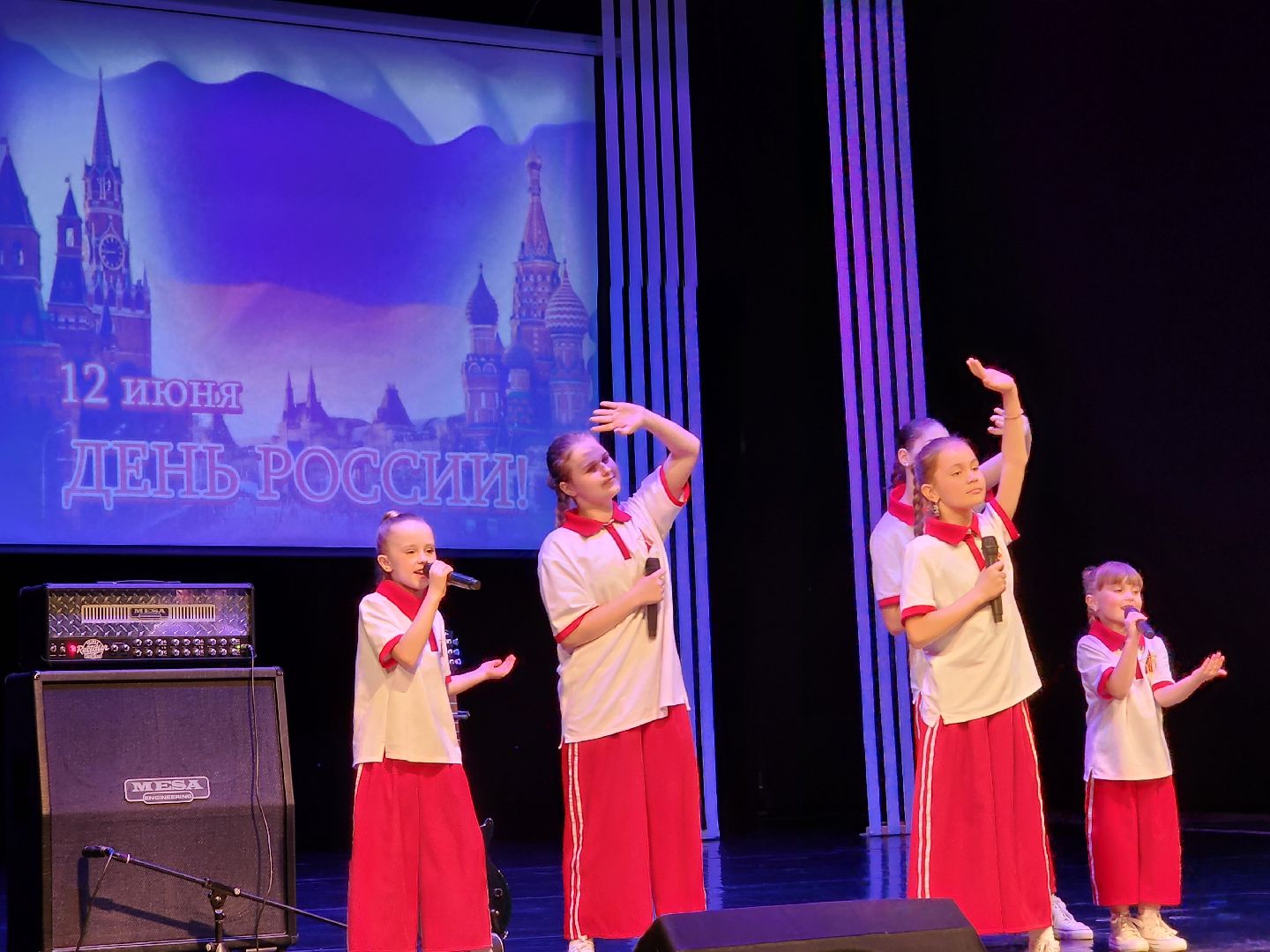 чехов, дворец культуры дружба, день россии, праздничный концерт, ансамбль самоцветы, группа вэда, вокальный ансамбль авангард, песни, хиты прошлых лет,