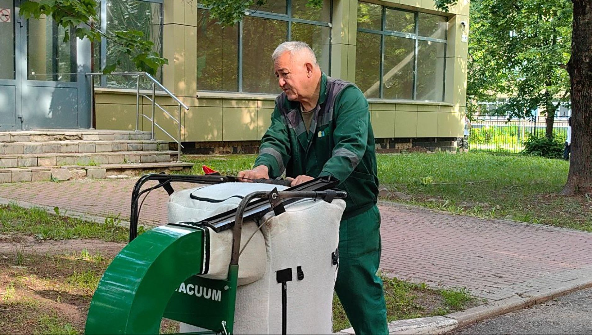 пылесос, уборка улиц, ветки, автопарк,