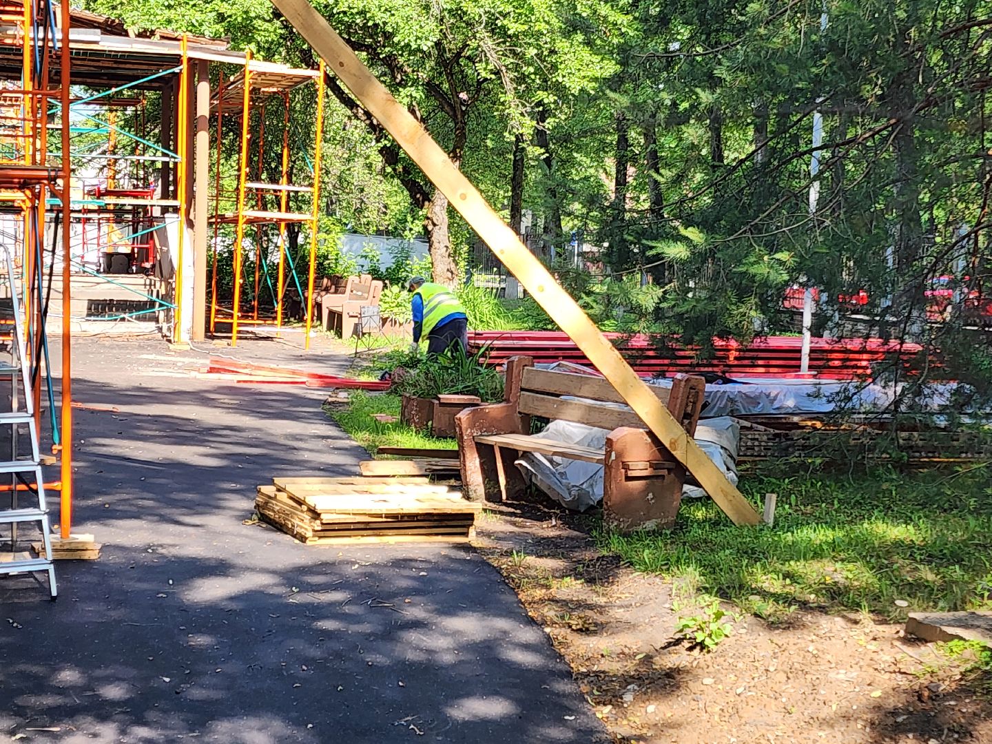 чехов, улица пионерская, взрослая поликлиника, благоустройство территории, ремонт проезжей части, обновление пешеходных дорожек, тротуары, зоны отдыха, полусферы, расширение автостоянки, дополнительные парковочные места, текущий ремонт поликлиники, замена кровли, фасадные работы, инженерные сети,