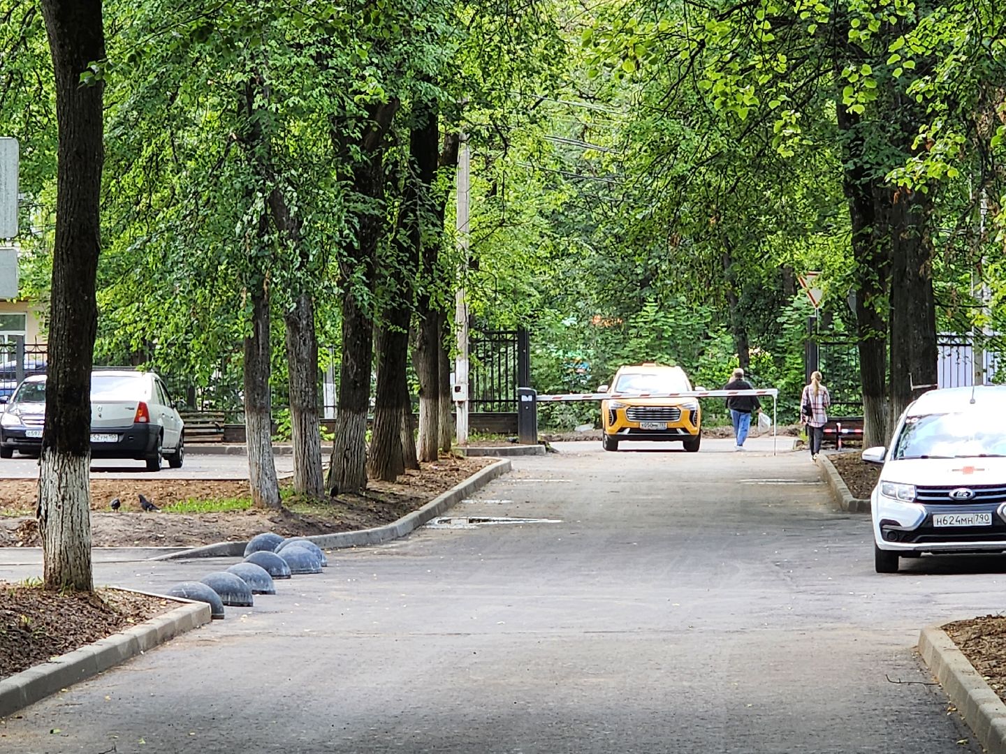 чехов, улица пионерская, взрослая поликлиника, благоустройство территории, ремонт проезжей части, обновление пешеходных дорожек, тротуары, зоны отдыха, полусферы, расширение автостоянки, дополнительные парковочные места, текущий ремонт поликлиники, замена кровли, фасадные работы, инженерные сети,