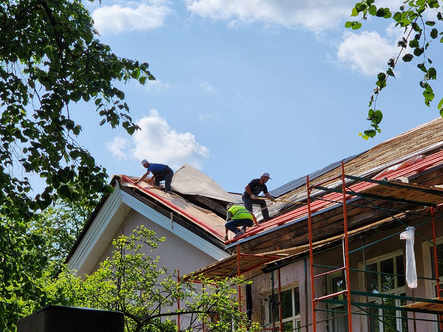 чехов, улица пионерская, взрослая поликлиника, благоустройство территории, ремонт проезжей части, обновление пешеходных дорожек, тротуары, зоны отдыха, полусферы, расширение автостоянки, дополнительные парковочные места, текущий ремонт поликлиники, замена кровли, фасадные работы, инженерные сети,