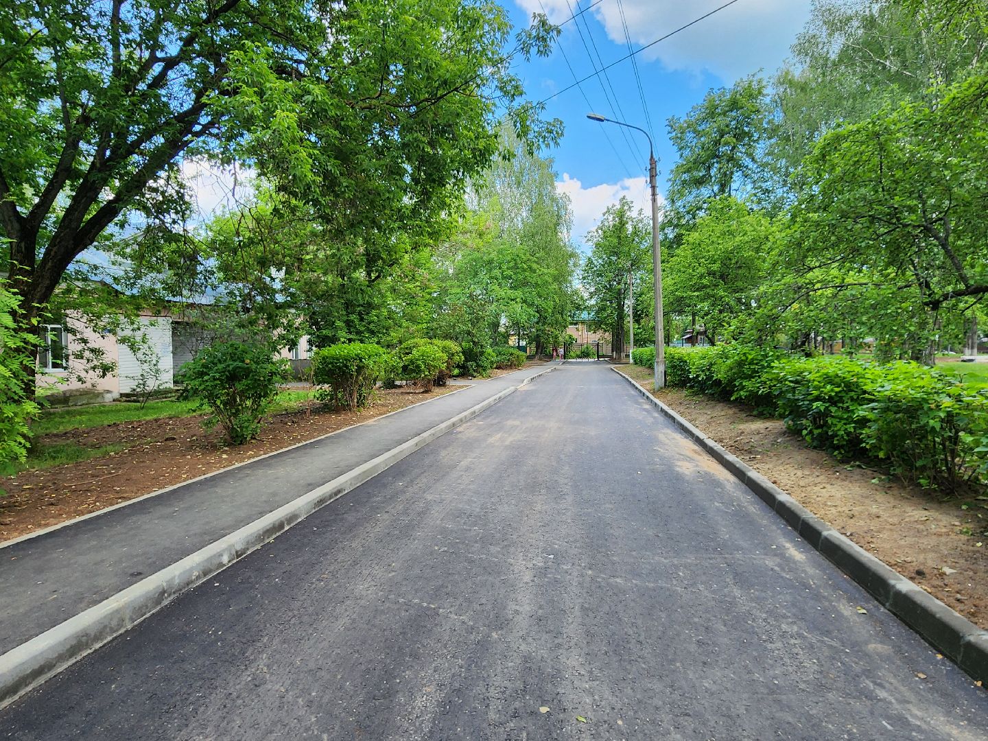 чехов, улица пионерская, взрослая поликлиника, благоустройство территории, ремонт проезжей части, обновление пешеходных дорожек, тротуары, зоны отдыха, полусферы, расширение автостоянки, дополнительные парковочные места, текущий ремонт поликлиники, замена кровли, фасадные работы, инженерные сети,