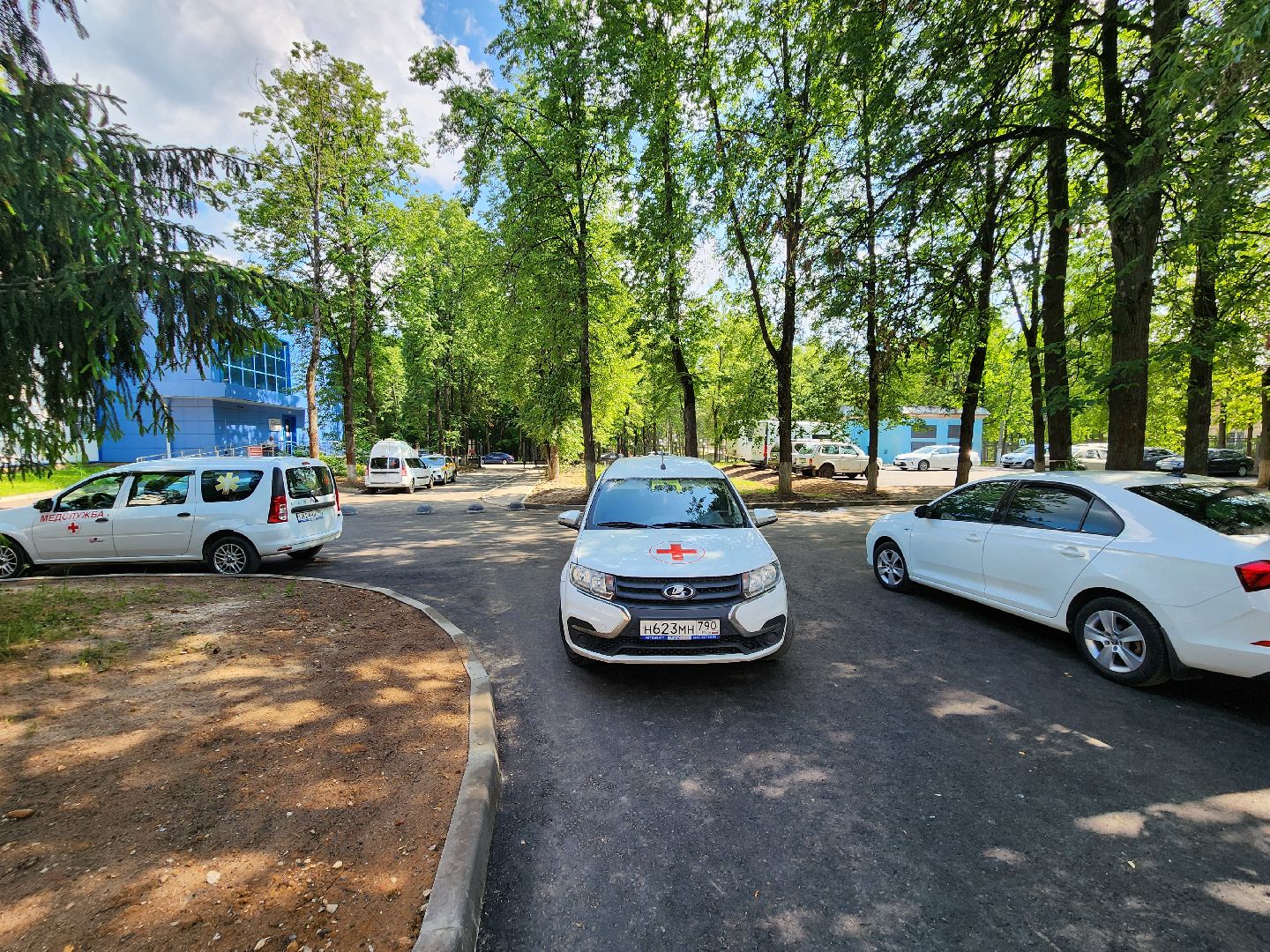 чехов, улица пионерская, взрослая поликлиника, благоустройство территории, ремонт проезжей части, обновление пешеходных дорожек, тротуары, зоны отдыха, полусферы, расширение автостоянки, дополнительные парковочные места, текущий ремонт поликлиники, замена кровли, фасадные работы, инженерные сети,