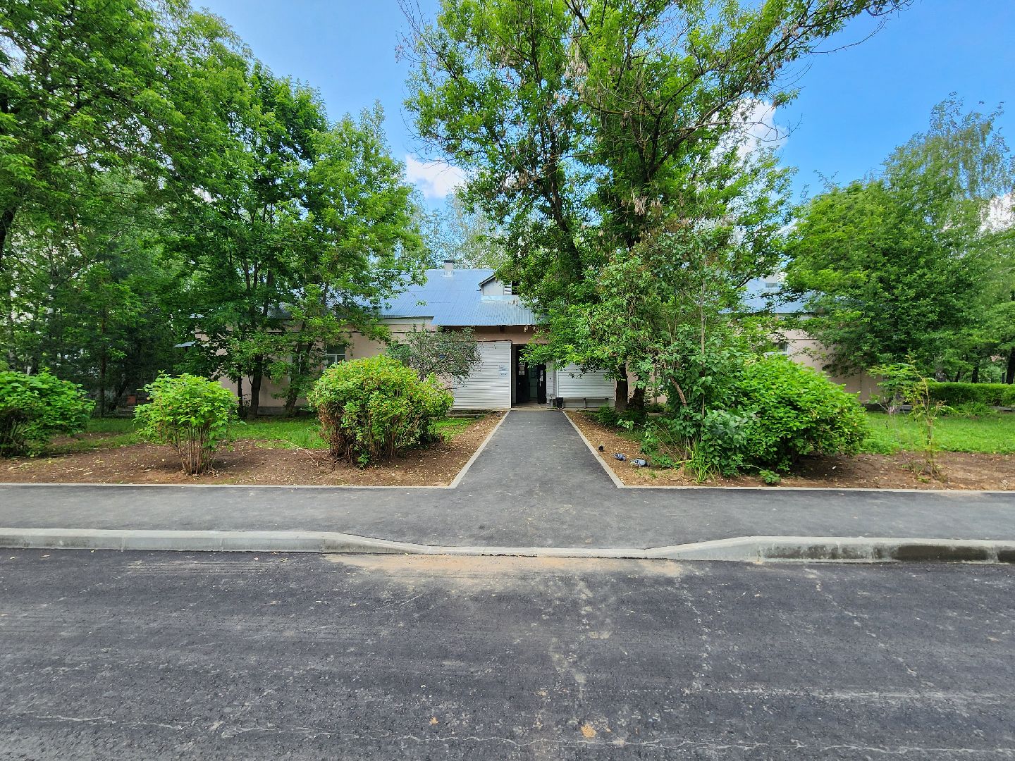 чехов, улица пионерская, взрослая поликлиника, благоустройство территории, ремонт проезжей части, обновление пешеходных дорожек, тротуары, зоны отдыха, полусферы, расширение автостоянки, дополнительные парковочные места, текущий ремонт поликлиники, замена кровли, фасадные работы, инженерные сети,