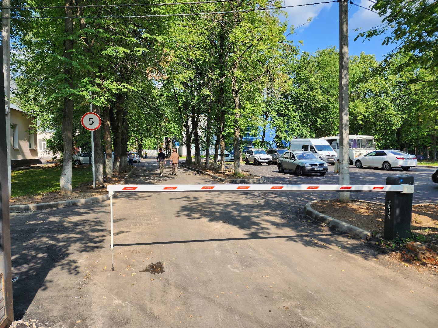 чехов, улица пионерская, взрослая поликлиника, благоустройство территории, ремонт проезжей части, обновление пешеходных дорожек, тротуары, зоны отдыха, полусферы, расширение автостоянки, дополнительные парковочные места, текущий ремонт поликлиники, замена кровли, фасадные работы, инженерные сети,