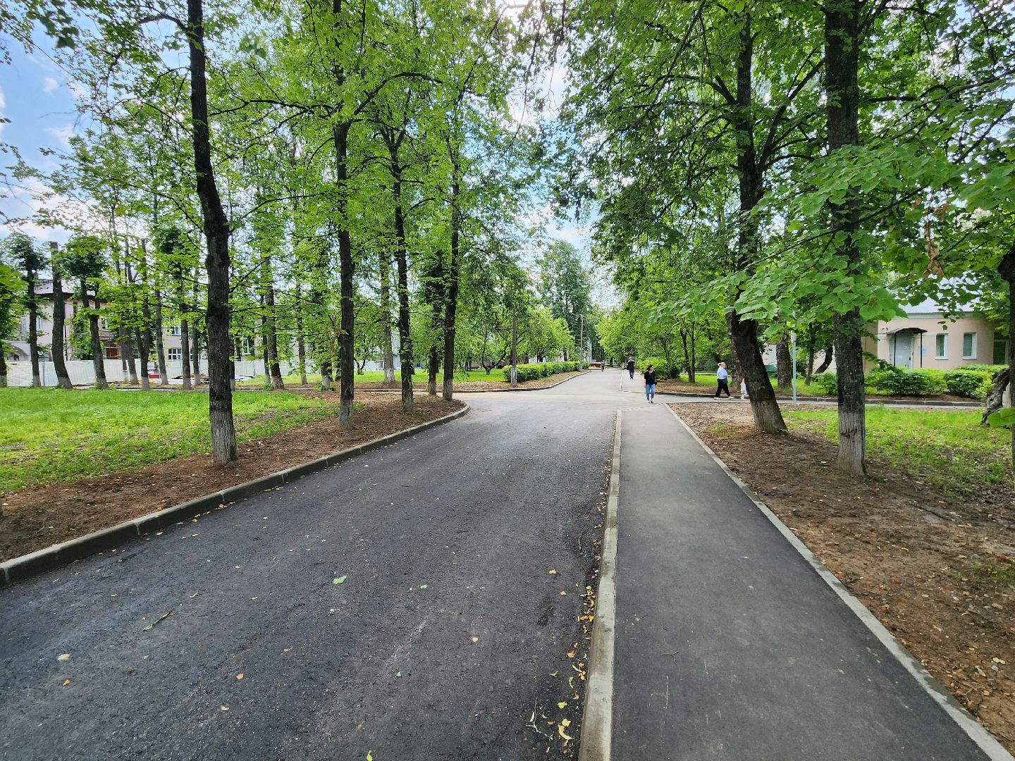 чехов, улица пионерская, взрослая поликлиника, благоустройство территории, ремонт проезжей части, обновление пешеходных дорожек, тротуары, зоны отдыха, полусферы, расширение автостоянки, дополнительные парковочные места, текущий ремонт поликлиники, замена кровли, фасадные работы, инженерные сети,