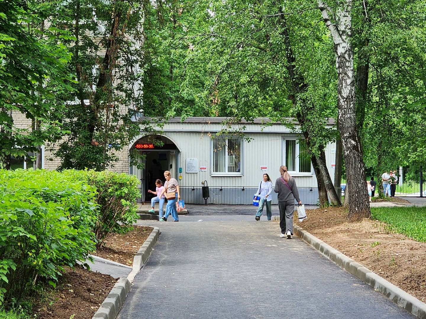 чехов, улица пионерская, взрослая поликлиника, благоустройство территории, ремонт проезжей части, обновление пешеходных дорожек, тротуары, зоны отдыха, полусферы, расширение автостоянки, дополнительные парковочные места, текущий ремонт поликлиники, замена кровли, фасадные работы, инженерные сети,