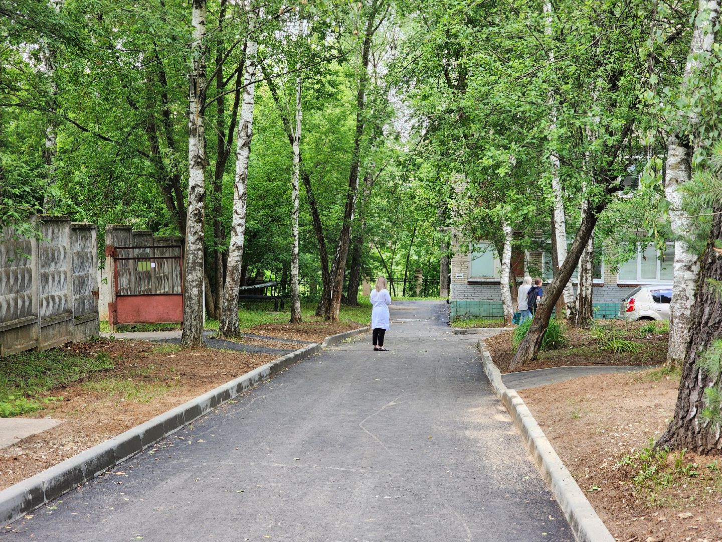 чехов, улица пионерская, взрослая поликлиника, благоустройство территории, ремонт проезжей части, обновление пешеходных дорожек, тротуары, зоны отдыха, полусферы, расширение автостоянки, дополнительные парковочные места, текущий ремонт поликлиники, замена кровли, фасадные работы, инженерные сети,