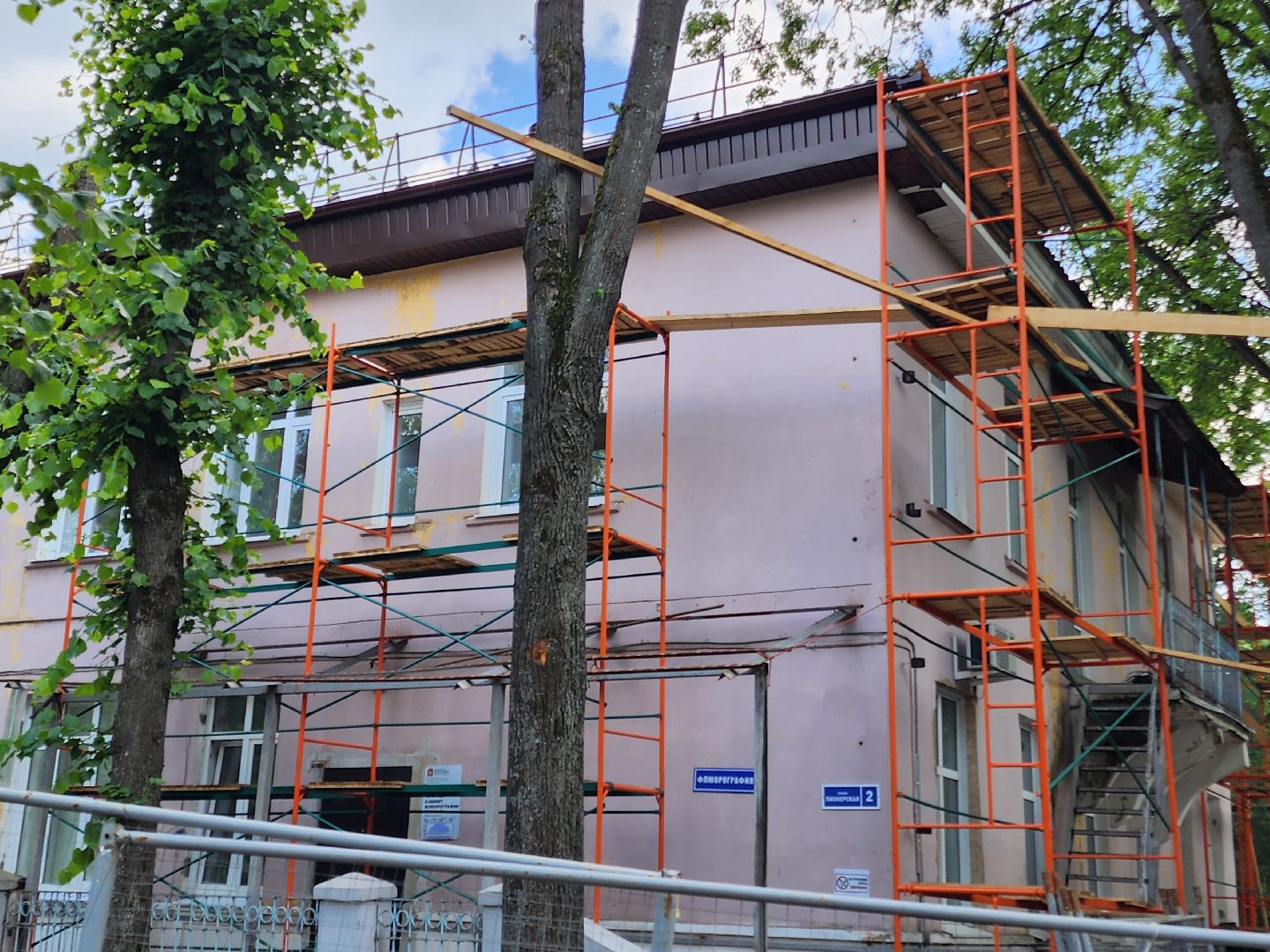 чехов, улица пионерская, взрослая поликлиника, благоустройство территории, ремонт проезжей части, обновление пешеходных дорожек, тротуары, зоны отдыха, полусферы, расширение автостоянки, дополнительные парковочные места, текущий ремонт поликлиники, замена кровли, фасадные работы, инженерные сети,