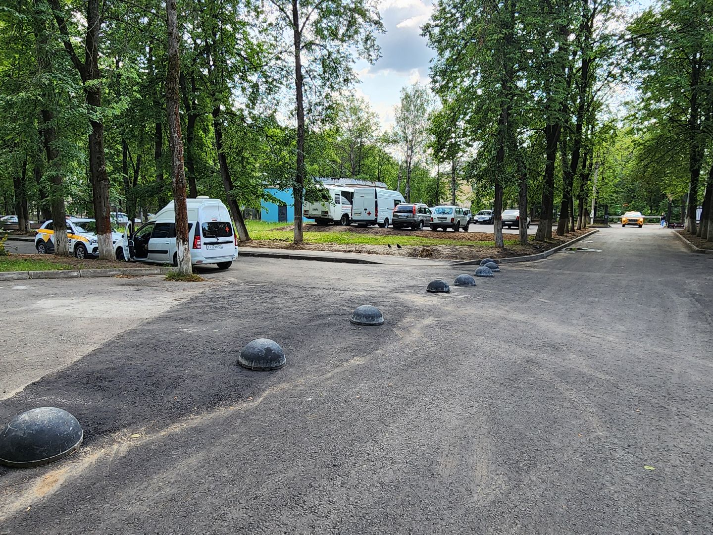 чехов, улица пионерская, взрослая поликлиника, благоустройство территории, ремонт проезжей части, обновление пешеходных дорожек, тротуары, зоны отдыха, полусферы, расширение автостоянки, дополнительные парковочные места, текущий ремонт поликлиники, замена кровли, фасадные работы, инженерные сети,