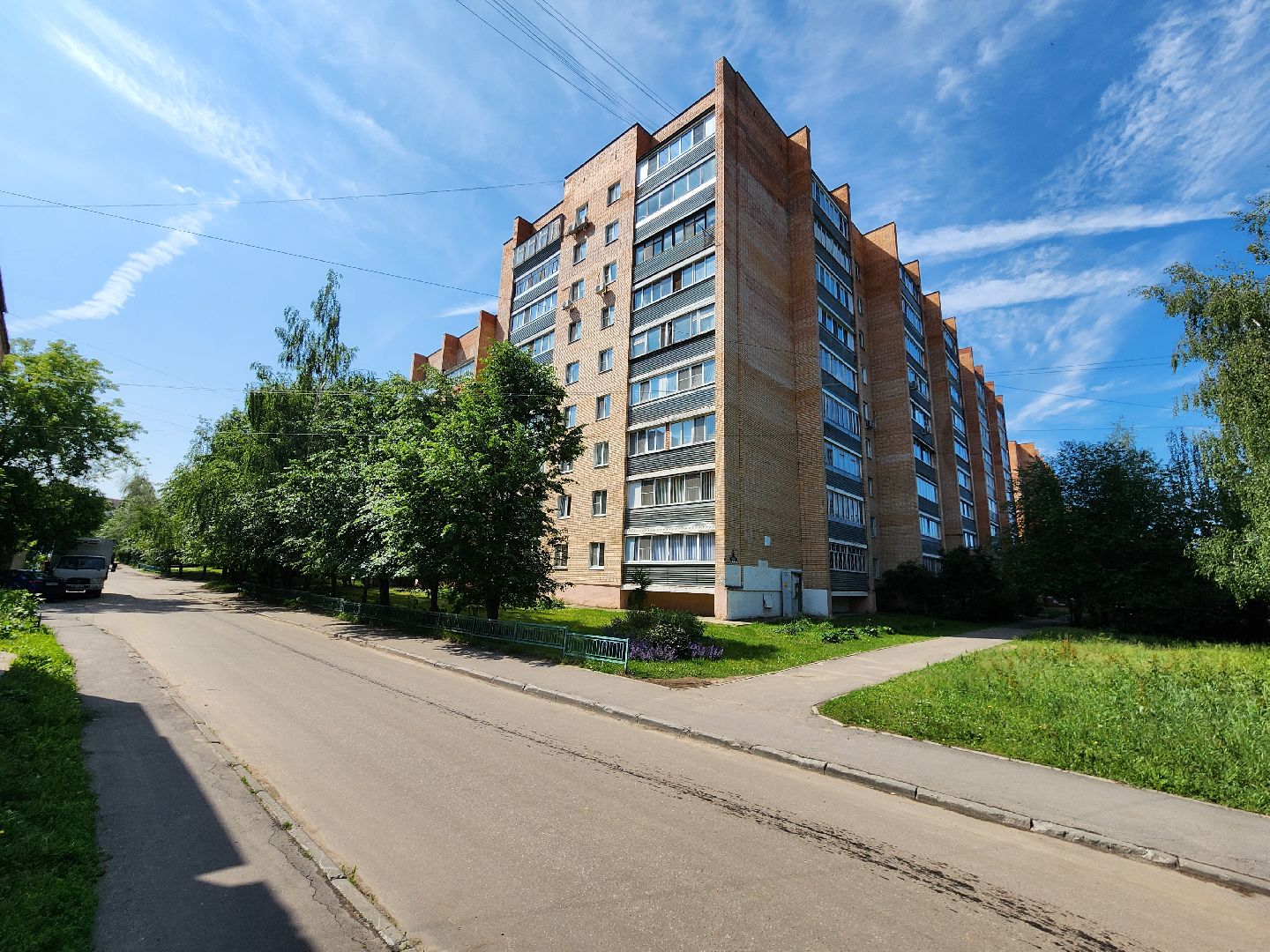 чехов, улица чехова, двор жилого дома, упавшее дерево, обрыв проводов, восстановление уличного освещения, опиловка деревьев, содержание придомовой территории, мбу чеховское благоустройство,   россети московский регион,