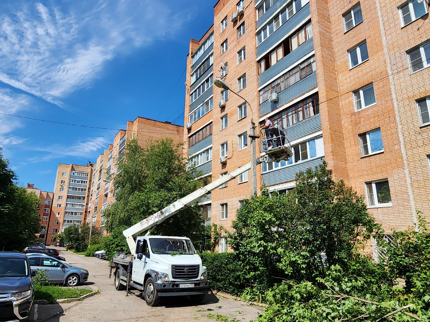 чехов, улица чехова, двор жилого дома, упавшее дерево, обрыв проводов, восстановление уличного освещения, опиловка деревьев, содержание придомовой территории, мбу чеховское благоустройство,   россети московский регион,