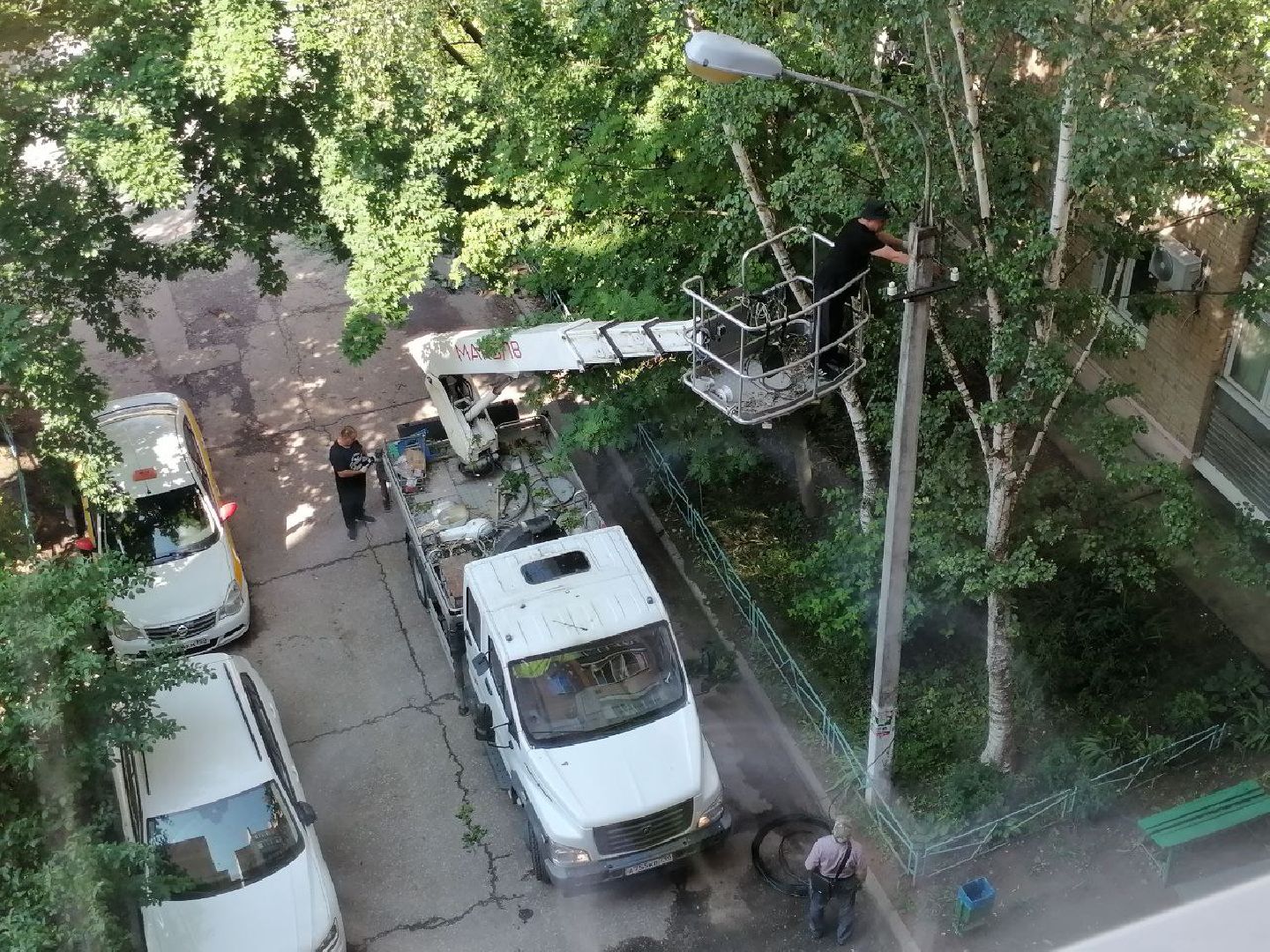 чехов, улица чехова, двор жилого дома, упавшее дерево, обрыв проводов, восстановление уличного освещения, опиловка деревьев, содержание придомовой территории, мбу чеховское благоустройство,   россети московский регион,
