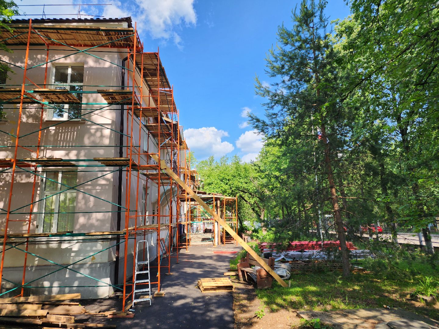 чехов, улица пионерская 2, взрослая поликлиника, текущий ремонт, замена кровли, ремонт крыши, профнастил, гидроизоляция, теплоизоляция, фасадные работы, инженерные сети, благоустройство территории,