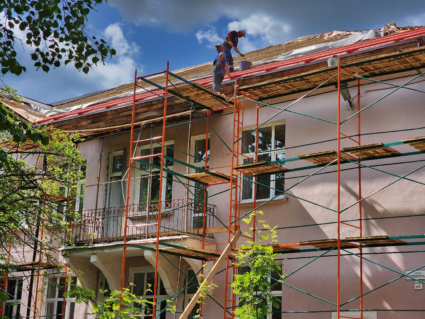 чехов, улица пионерская 2, взрослая поликлиника, текущий ремонт, замена кровли, ремонт крыши, профнастил, гидроизоляция, теплоизоляция, фасадные работы, инженерные сети, благоустройство территории,