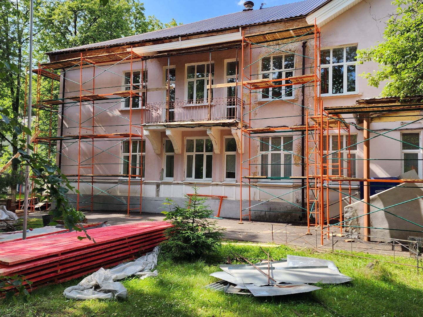 чехов, улица пионерская 2, взрослая поликлиника, текущий ремонт, замена кровли, ремонт крыши, профнастил, гидроизоляция, теплоизоляция, фасадные работы, инженерные сети, благоустройство территории,