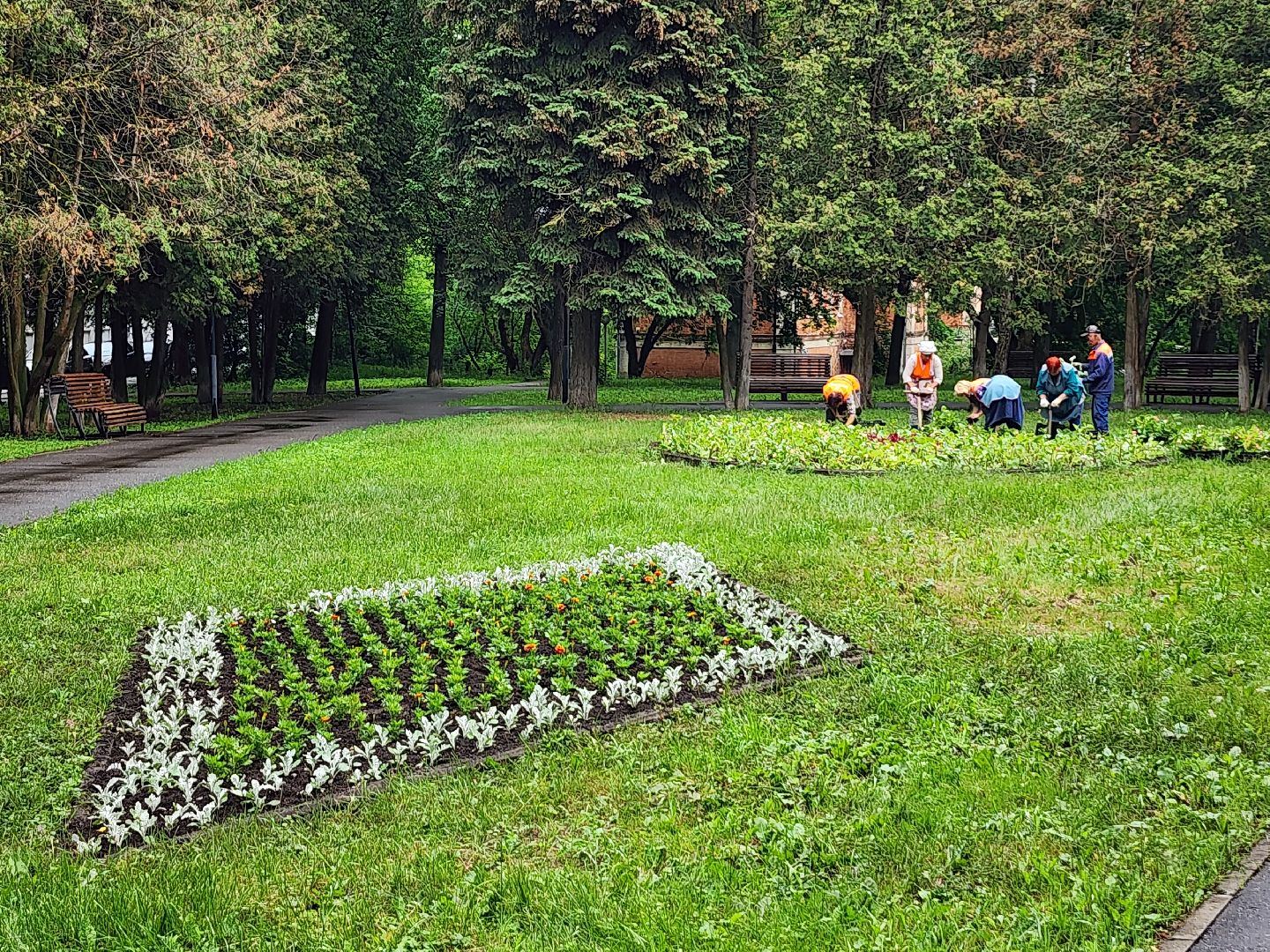 серпухов, улица ногина, клумбы в сквере, вечный огонь, комбинат благоустройства,