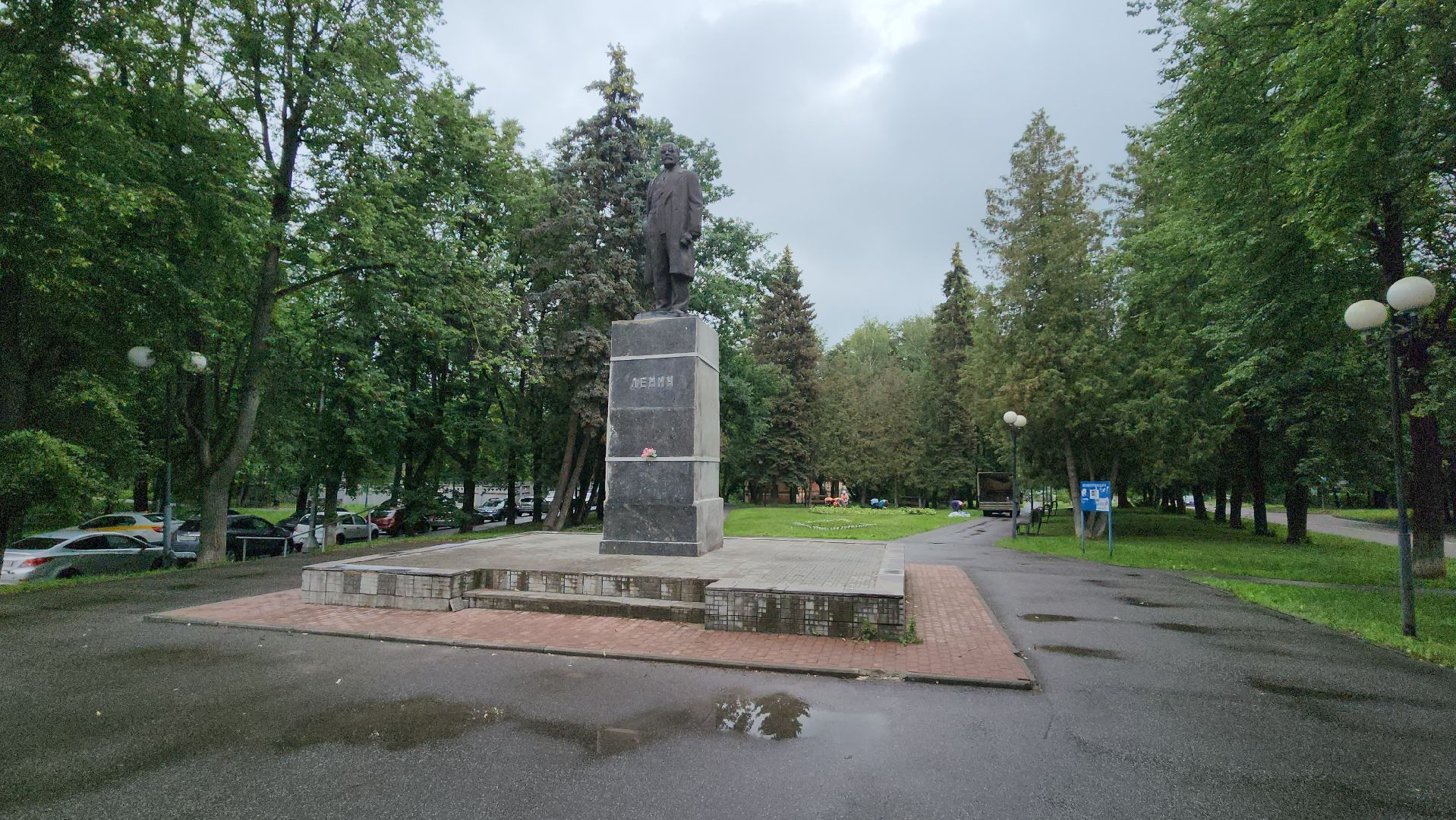 серпухов, улица ногина, клумбы в сквере, вечный огонь, комбинат благоустройства,