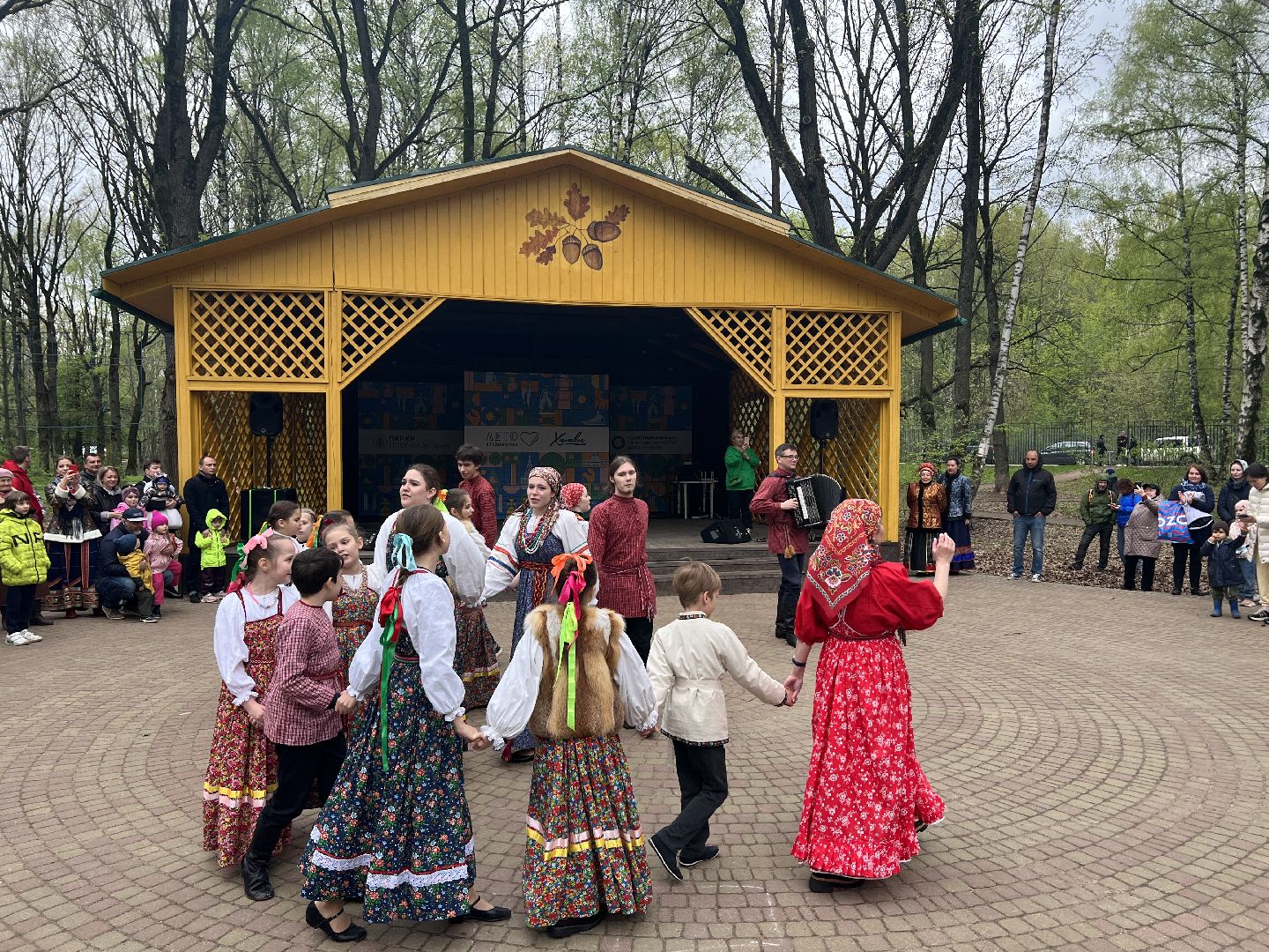 Химки, парк Дубки, 1 мая, начало теплого сезона, концерт