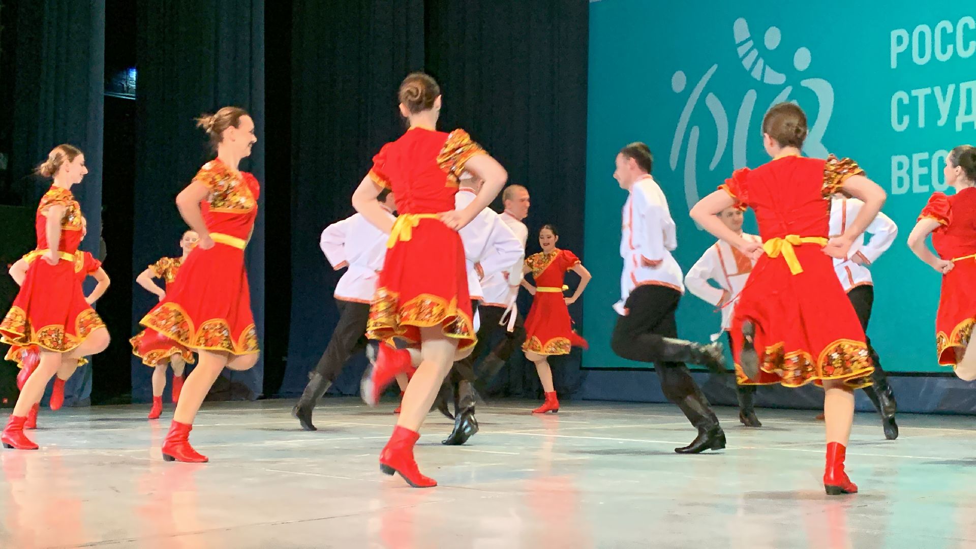Конкурс, танцы, студенты